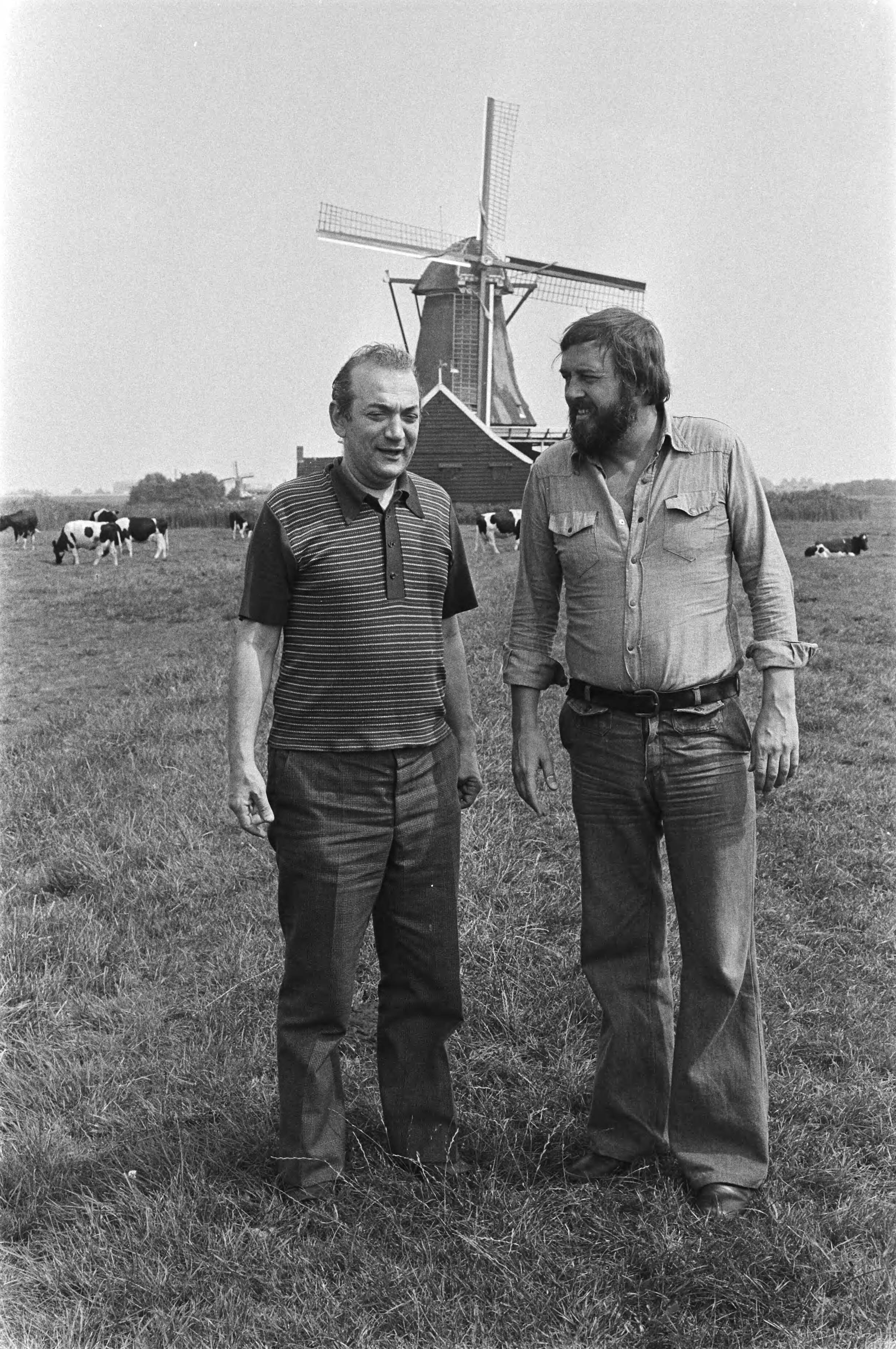 Fotocollectie Anefo — Schaker Viktor Kortsjnoi te Westzaan, met de heer Mooij (rechts) — Foto: Peters, Hans / Anefo. Licentie: Set B: Rechtenvrij / Publiek Domein. Bron: Nationaal Archief. http://hdl.handle.net/10648/ac89abfc-d0b4-102d-bcf8-003048976d84