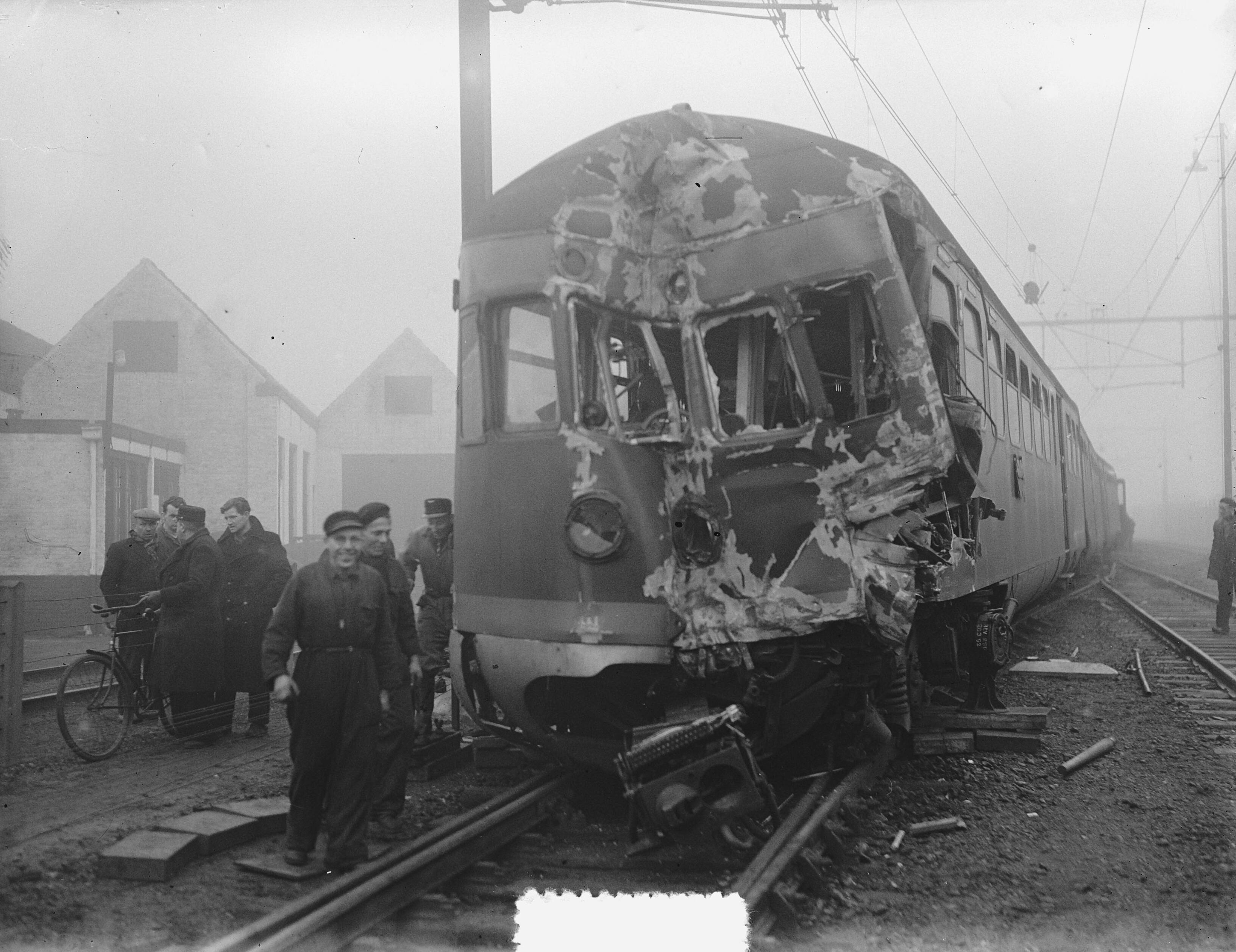 Fotocollectie Anefo — Spoorwegbotsing bij Breda — Foto: Rossem, Wim van / Anefo. Licentie: Set B: Rechtenvrij / Publiek Domein. Bron: Nationaal Archief. http://hdl.handle.net/10648/a903a050-d0b4-102d-bcf8-003048976d84