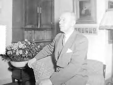 Fotocollectie Anefo — Burgemeester van Eindhoven H.A.M.T. van Kolfschoten genoemd als kandidaat voor Den Haag — Foto: Bilsen, Joop van / Anefo. Licentie: Set B: Rechtenvrij / Publiek Domein. Bron: Nationaal Archief. http://hdl.handle.net/10648/a954fa9a-d0b4-102d-bcf8-003048976d84
