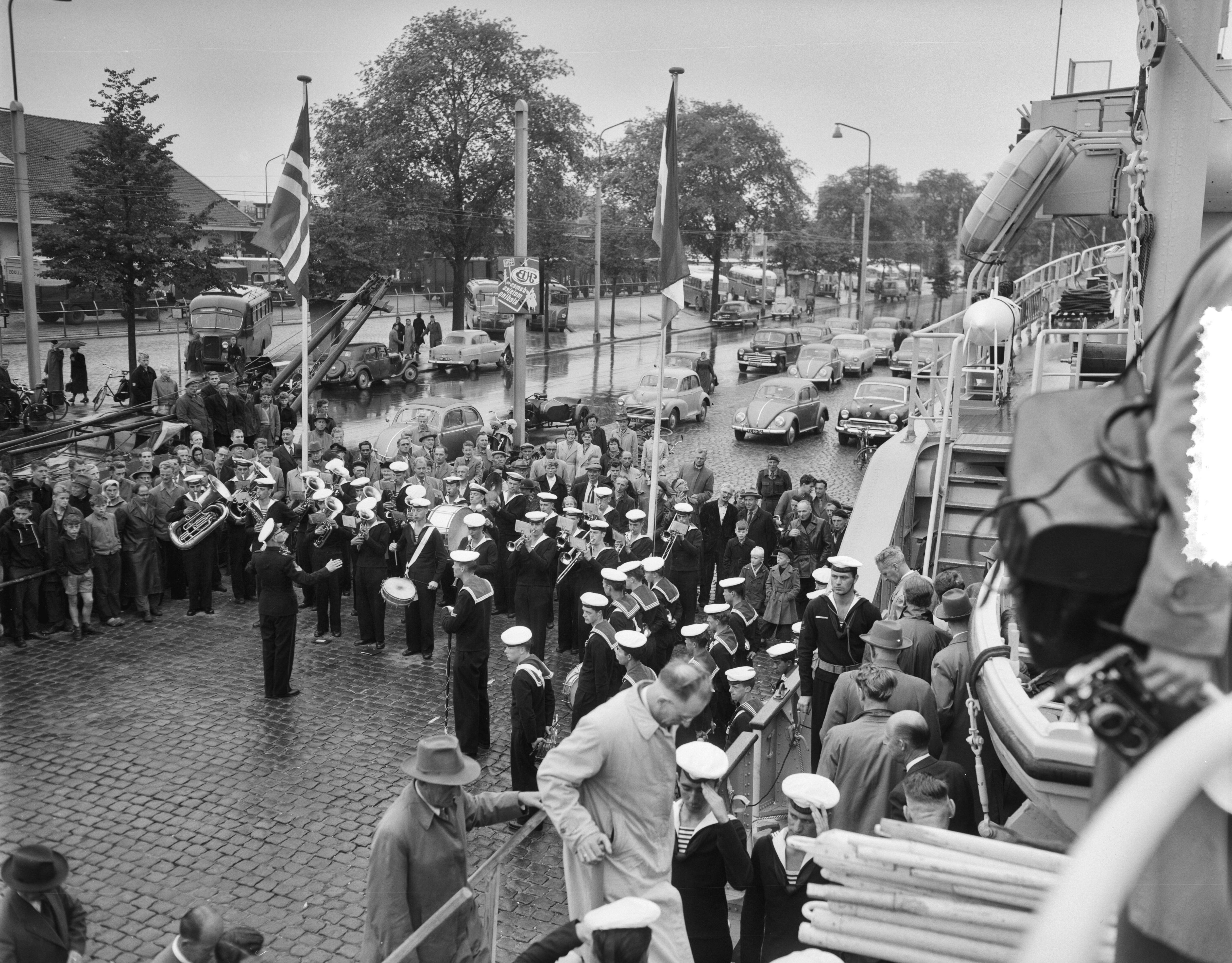 Overdracht en indienststelling van de kustmijnenveger Hr. Ms. "Lochem" in het Verbindingskanaal te Groningen — Foto: Behrens, Herbert F. / Anefo. — Licentie: Set B: Rechtenvrij / Publiek Domein. Bron: Nationaal Archief. http://hdl.handle.net/10648/a94bb6e2-d0b4-102d-bcf8-003048976d84