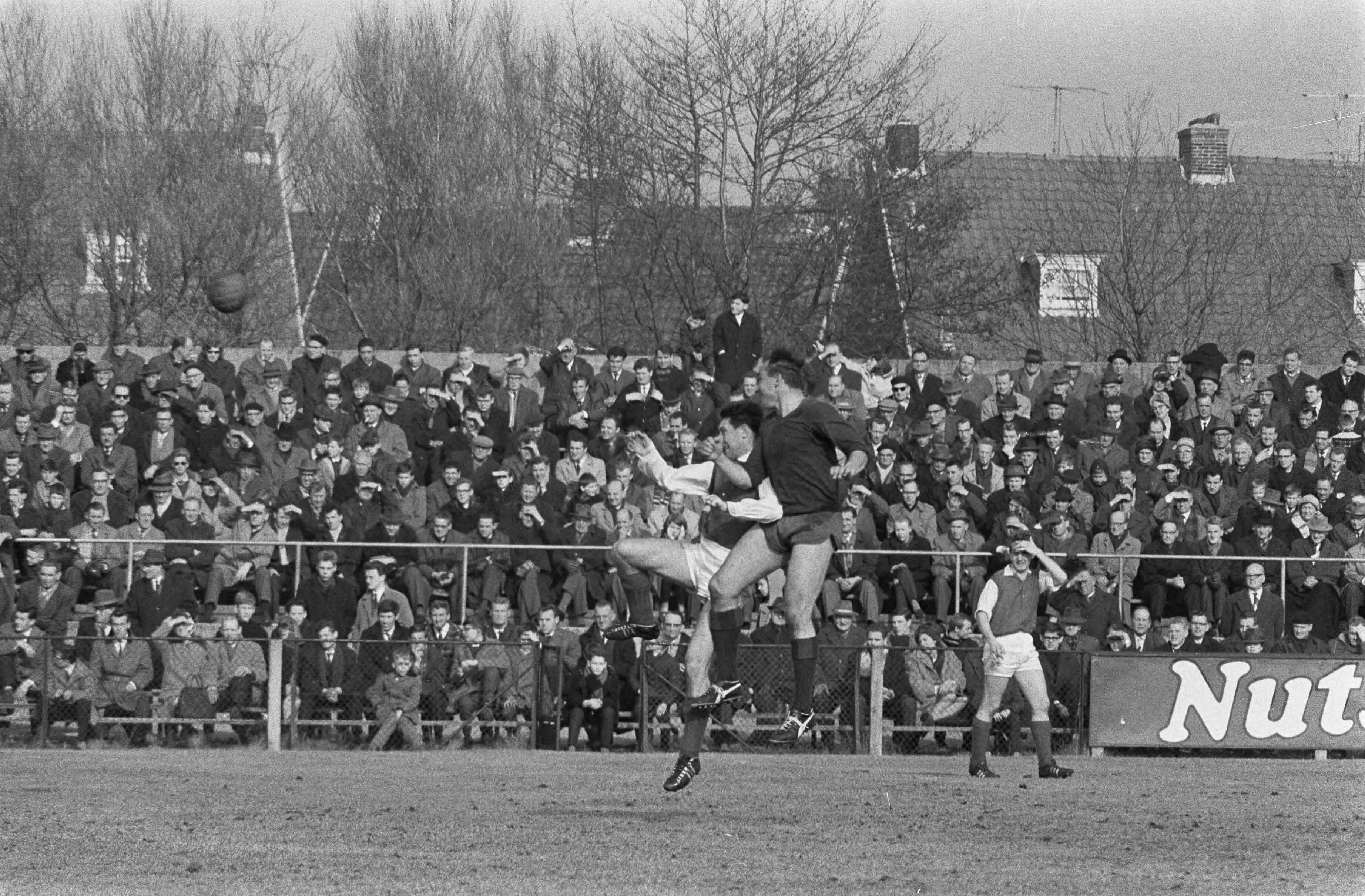 Fotocollectie Anefo — Voetbal. Haarlem tegen HVC 2-2. Spelmomenten — Foto: Gelderen, Hugo van / Anefo. Licentie: Set B: Rechtenvrij / Publiek Domein. Bron: Nationaal Archief. http://hdl.handle.net/10648/aa2e4c5a-d0b4-102d-bcf8-003048976d84