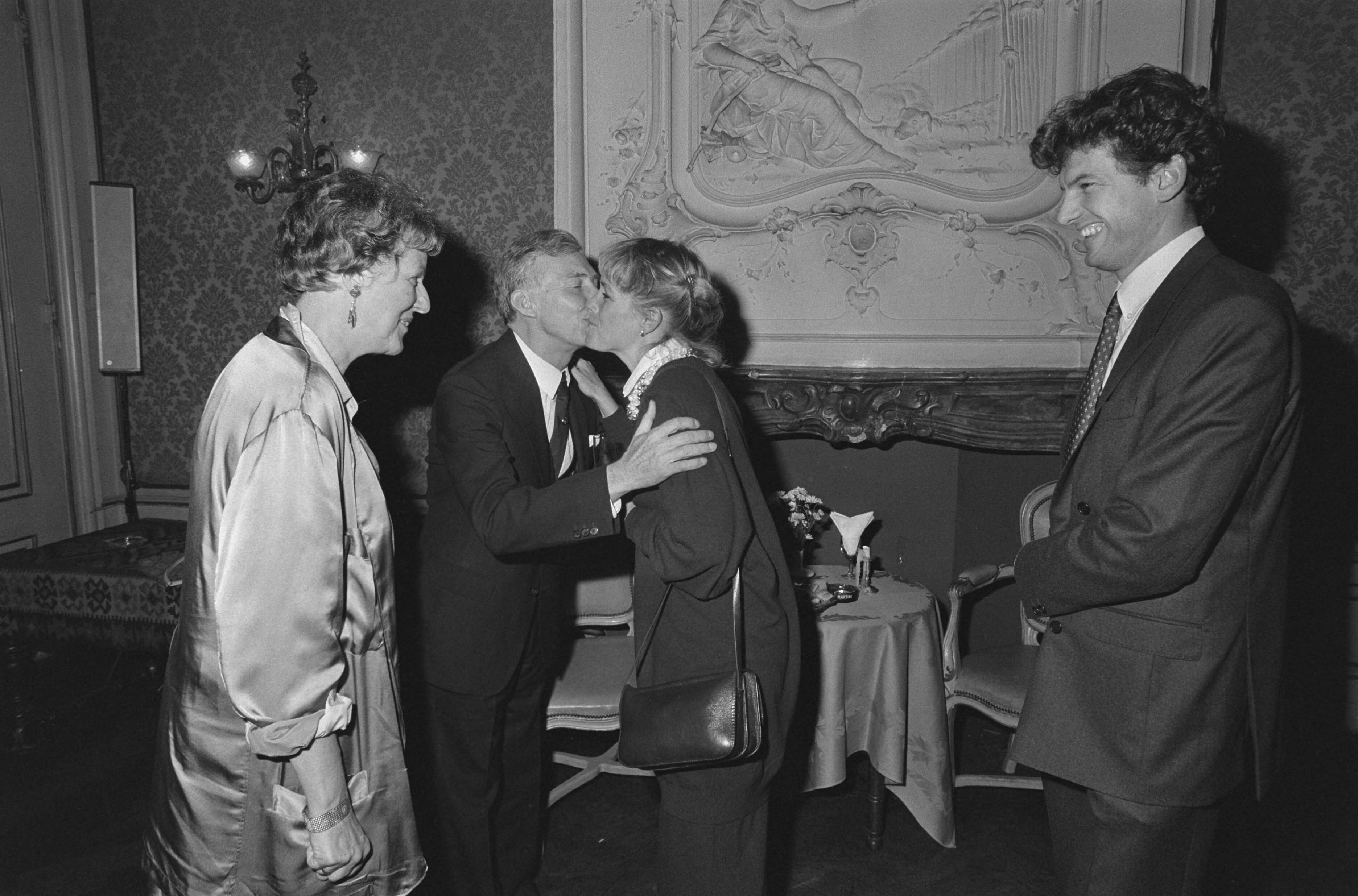 Fotocollectie Anefo — Opdracht Samsom-uitgeverij; receptie in Pulchri-studio in Den Haag — Foto: Bogaerts, Rob / Anefo. Licentie: Set B: Rechtenvrij / Publiek Domein. Bron: Nationaal Archief. http://hdl.handle.net/10648/ad58ced2-d0b4-102d-bcf8-003048976d84