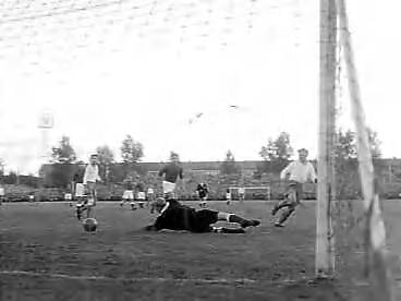 Fotocollectie Anefo — Oefenwedstrijd Nederlands elftal tegen Nedersaksen in Groningen (4-1) — Foto: Pot, Harry / Anefo. Licentie: Set B: Rechtenvrij / Publiek Domein. Bron: Nationaal Archief. http://hdl.handle.net/10648/a96876ba-d0b4-102d-bcf8-003048976d84