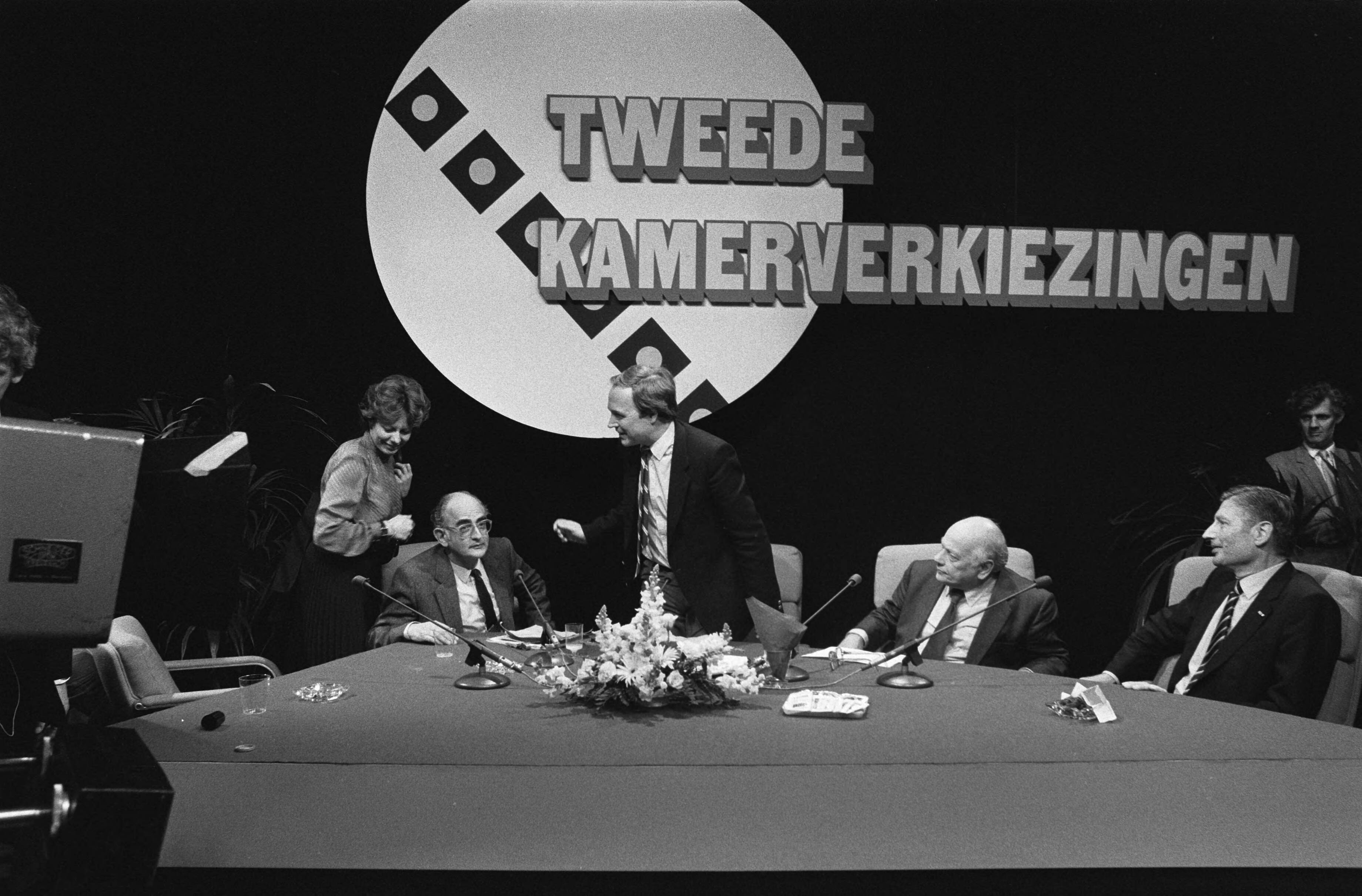 Fotocollectie Anefo — TV-uitzending wordt in NOS-studio in Hilversum opgenomen de verkiezingen met lijststrekkers van de grote partijen — Foto: Dijk, Hans van / Anefo. Licentie: Set B: Rechtenvrij / Publiek Domein. Bron: Nationaal Archief. http://hdl.handle.net/10648/acfcc01a-d0b4-102d-bcf8-003048976d84
