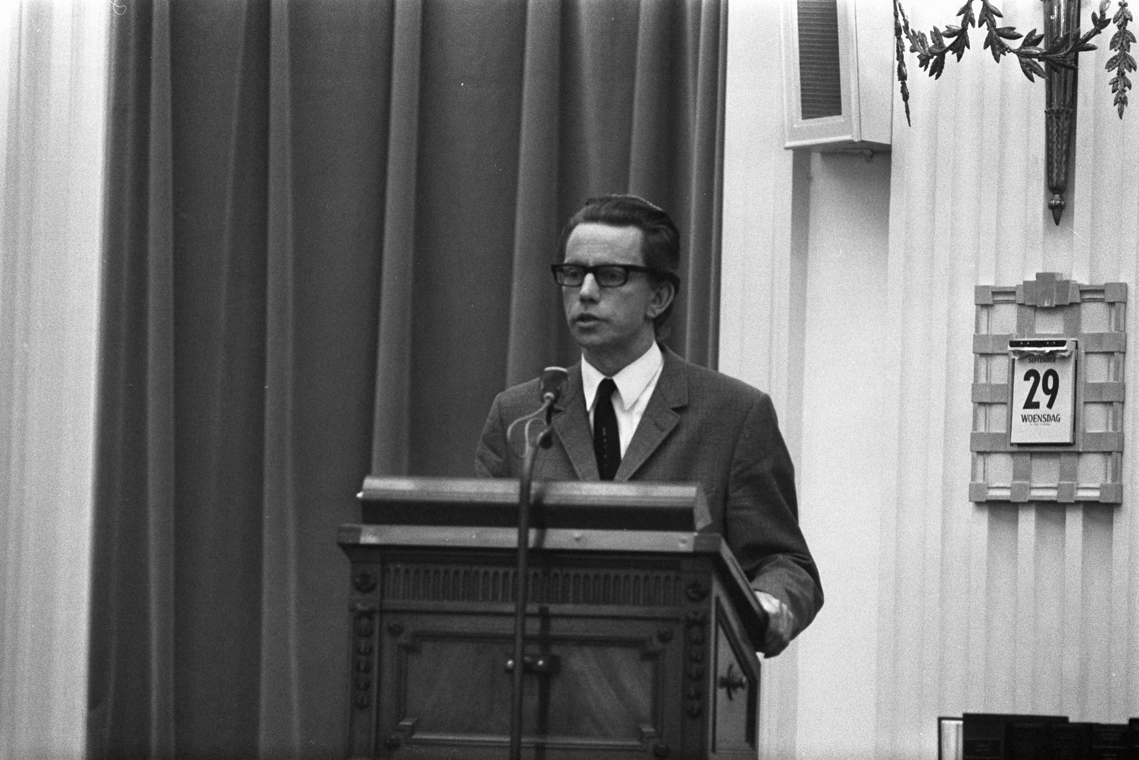 Fotocollectie Anefo — Openbare hearing over abortuswetgeving in gebouw Tweede Kamer , Den Haag , nr. 29, 30 Wiering aan het woord — Foto: Peters, Hans / Anefo. Licentie: Set B: Rechtenvrij / Publiek Domein. Bron: Nationaal Archief. http://hdl.handle.net/10648/abd0c9fc-d0b4-102d-bcf8-003048976d84