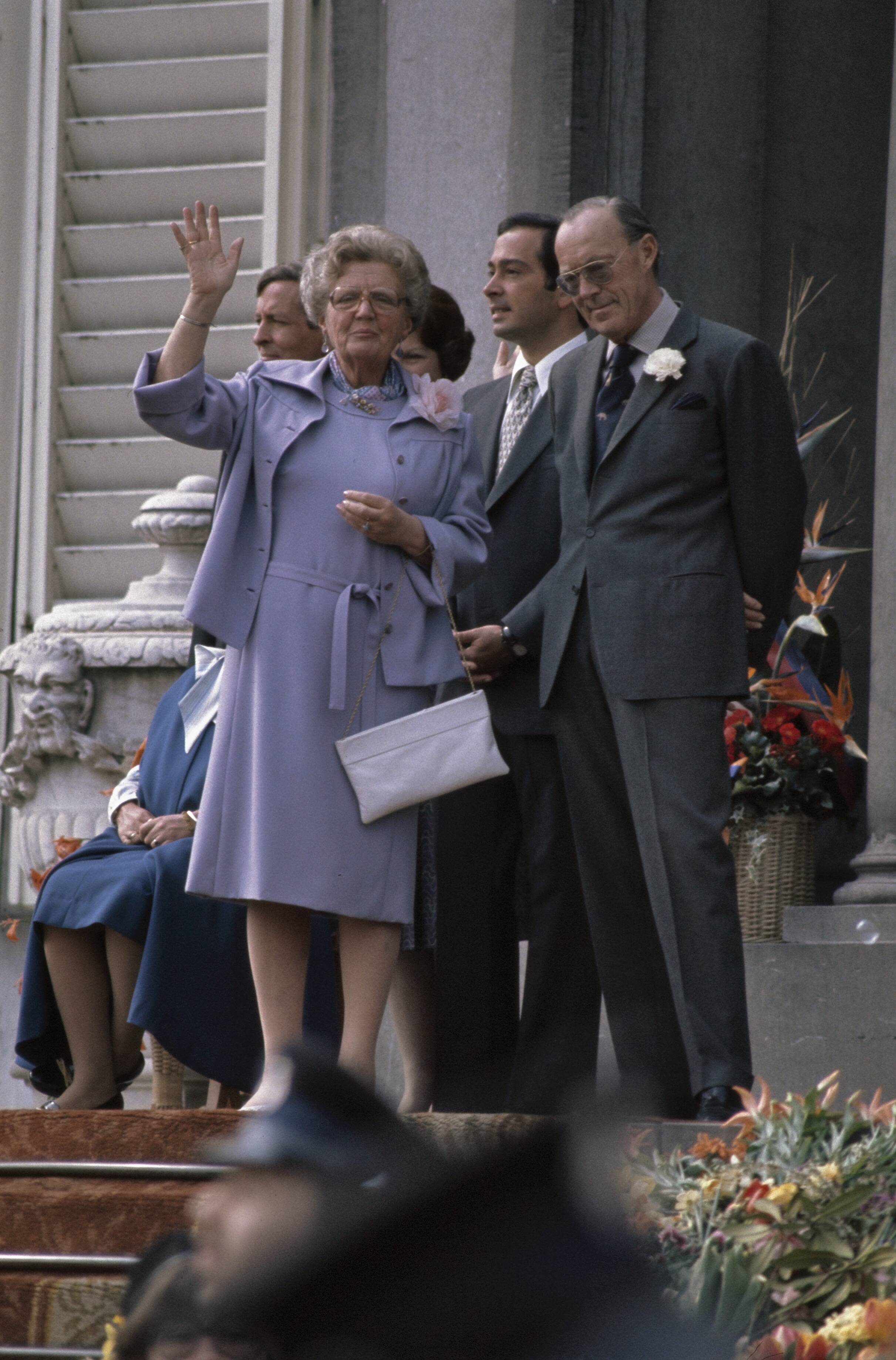 Koninginnedag 1977 — Defilé op paleis Soestdijk; koningin Juliana en prins Bernhard — Foto: Peters, Hans / Anefo. Licentie: Set B: Rechtenvrij / Publiek Domein. Bron: Nationaal Archief. http://hdl.handle.net/10648/ad9446b0-d0b4-102d-bcf8-003048976d84