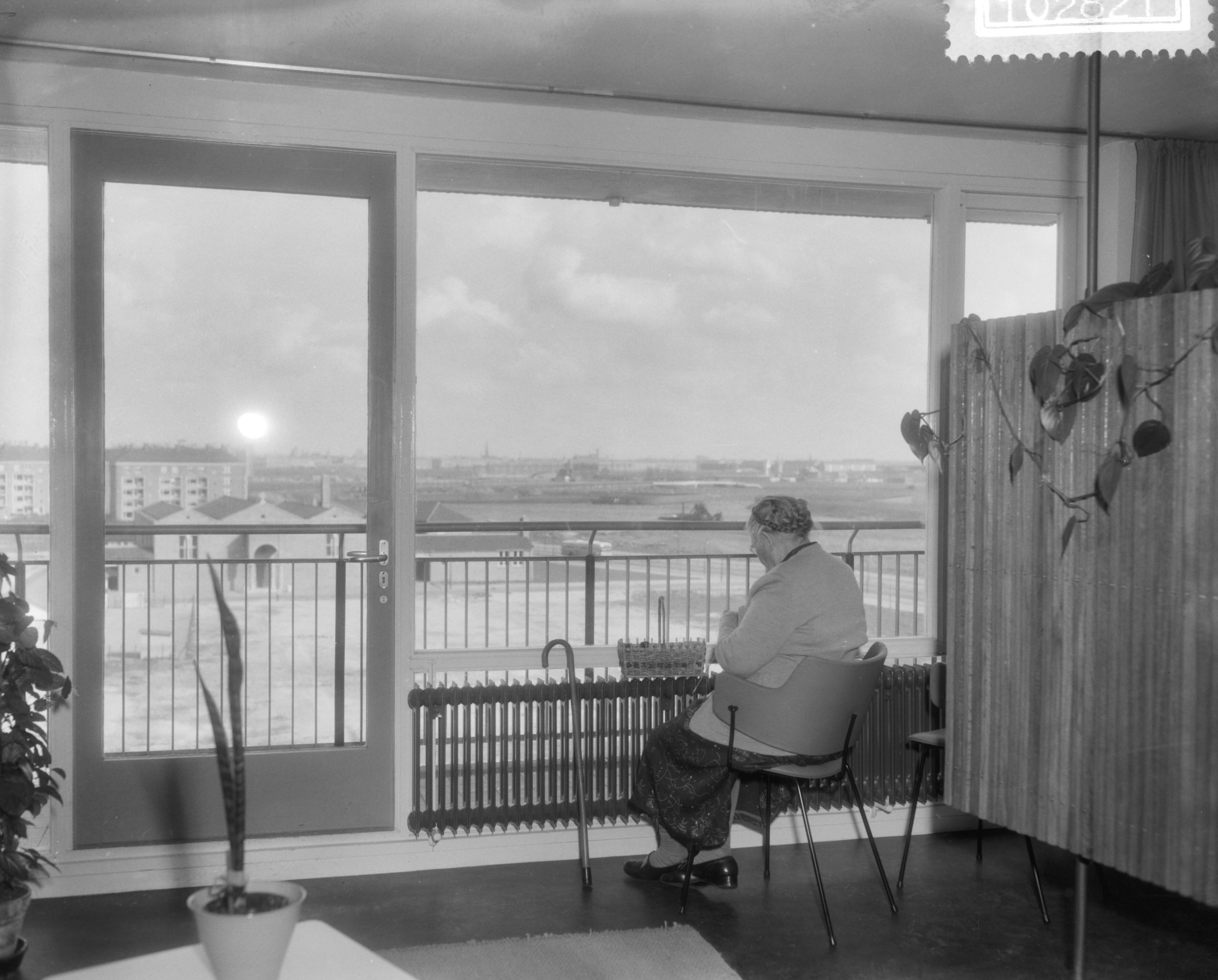 Fotocollectie Anefo — Opening door burgemeester G. van Hall van het bejaardencentrum het A. H. Gerhardhuis in Amsterdam-West — Foto: Pot, Harry / Anefo. Licentie: Set B: Rechtenvrij / Publiek Domein. Bron: Nationaal Archief. http://hdl.handle.net/10648/a9913e74-d0b4-102d-bcf8-003048976d84