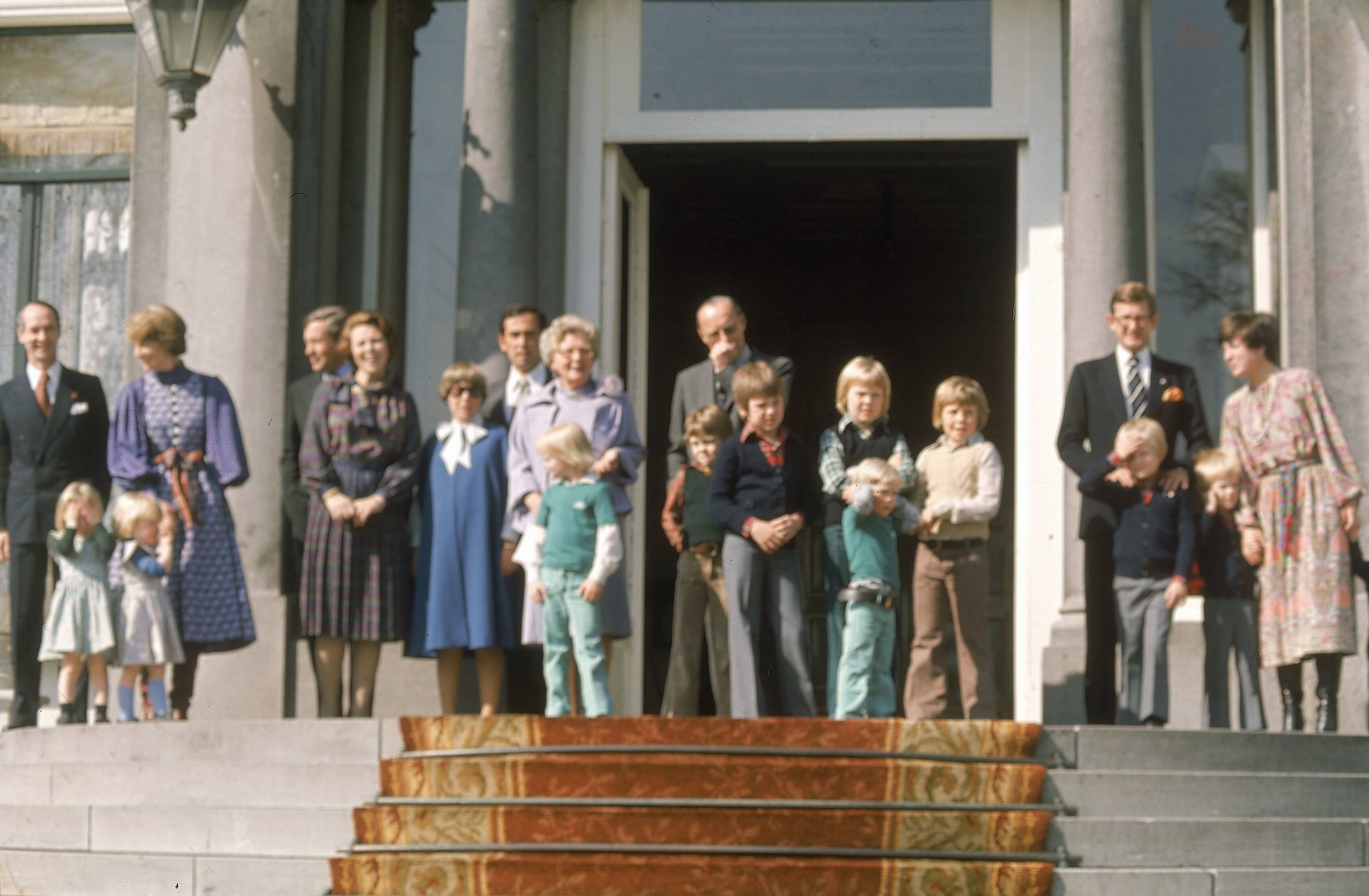 Fotocollectie RVD / Koninklijk Huis — Verjaardag Koningin Juliana. Familie op bordes paleis Soestdijk, 30 april 1977 — Foto: Fotograaf Onbekend / Anefo. Licentie: Set B: Rechtenvrij / Publiek Domein. Bron: Nationaal Archief. http://hdl.handle.net/10648/afb46f74-d0b4-102d-bcf8-003048976d84
