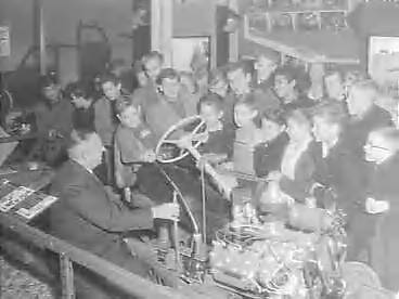 Fotocollectie Anefo — Opening van de tentoonstelling "De Auto" in het Museum voor het Onderwijs in Den Haag — Foto: Pot, Harry / Anefo. Licentie: Set B: Rechtenvrij / Publiek Domein. Bron: Nationaal Archief. http://hdl.handle.net/10648/a98cd884-d0b4-102d-bcf8-003048976d84