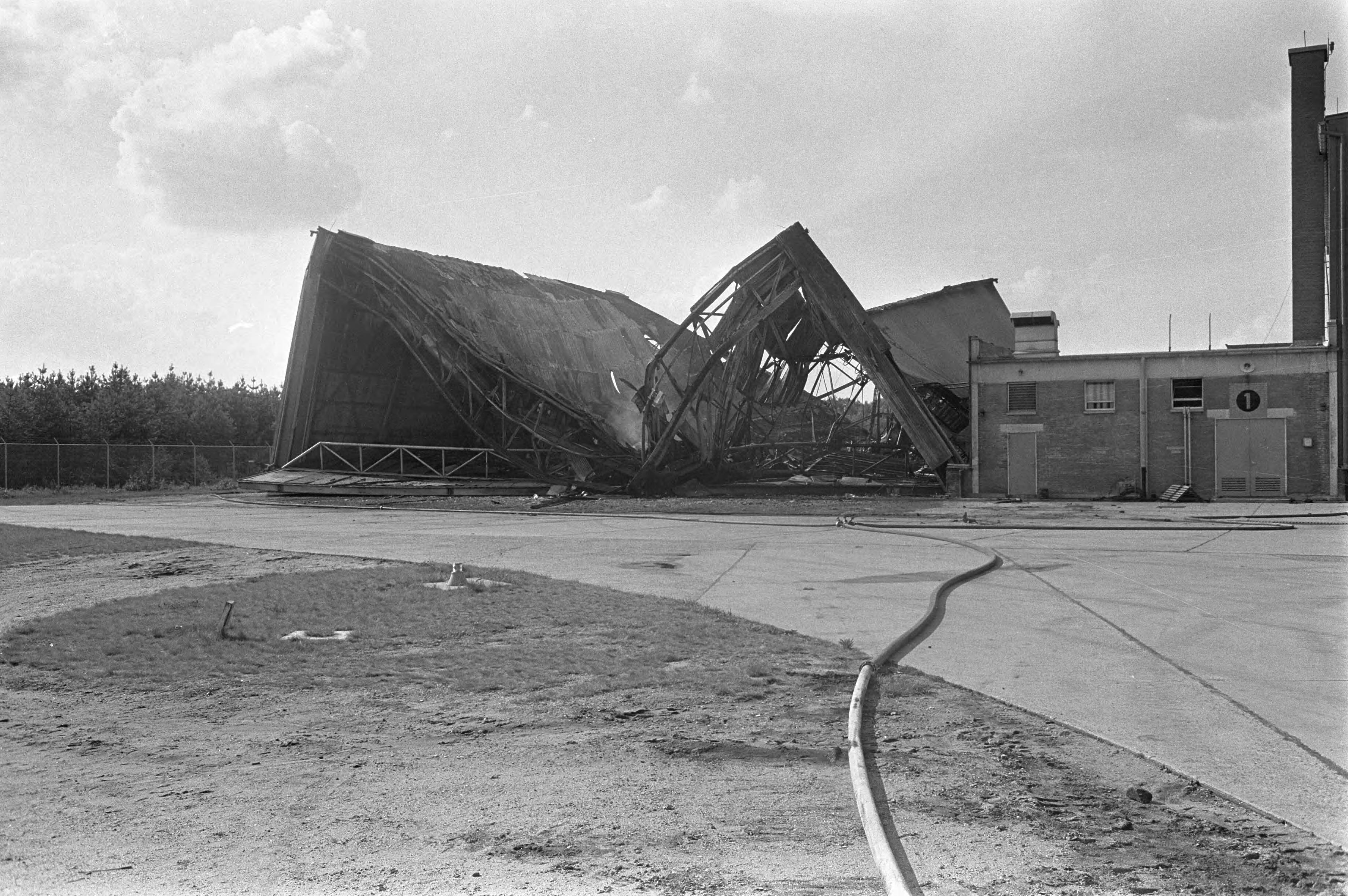 Fotocollectie Anefo — Explosie op vliegbasis Soesterberg — Foto: Koch, Eric / Anefo. Licentie: Set B: Rechtenvrij / Publiek Domein. Bron: Nationaal Archief. http://hdl.handle.net/10648/aaf51362-d0b4-102d-bcf8-003048976d84
