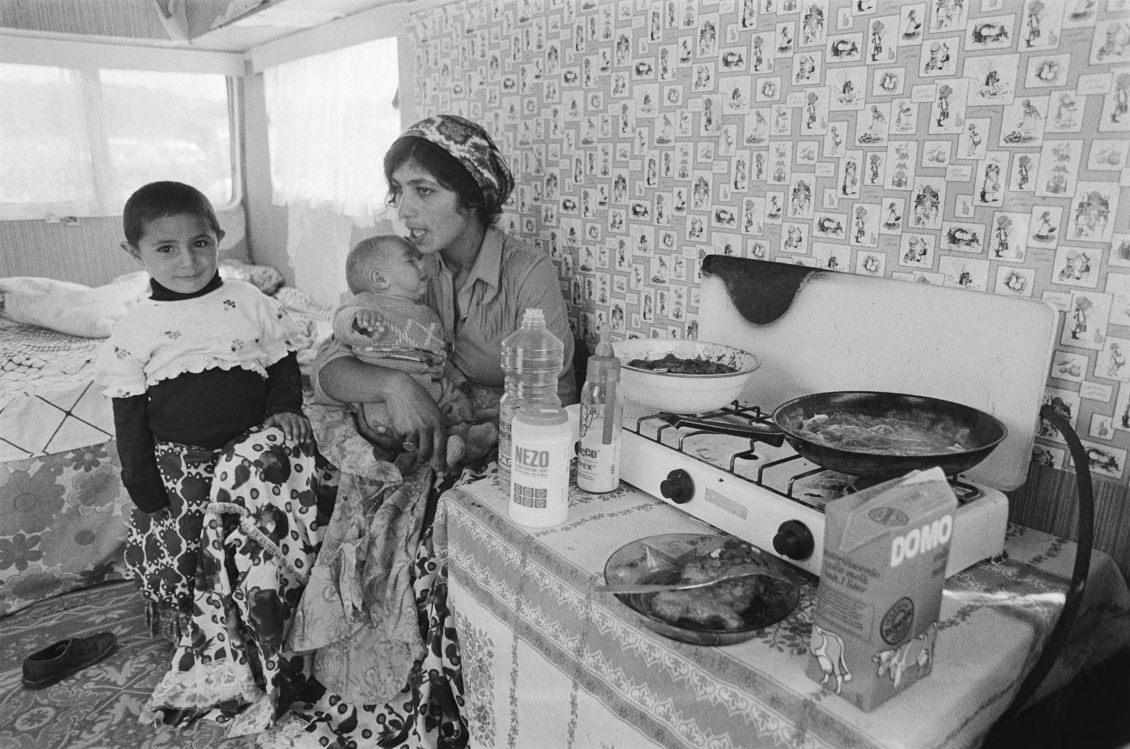 Fotocollectie Anefo — Zigeuners staan nog steeds in Den Haag ; zigeunervrouw, kop — Foto: Antonisse, Marcel / Anefo. Licentie: Set B: Rechtenvrij / Publiek Domein. Bron: Nationaal Archief. http://hdl.handle.net/10648/acffbc7a-d0b4-102d-bcf8-003048976d84