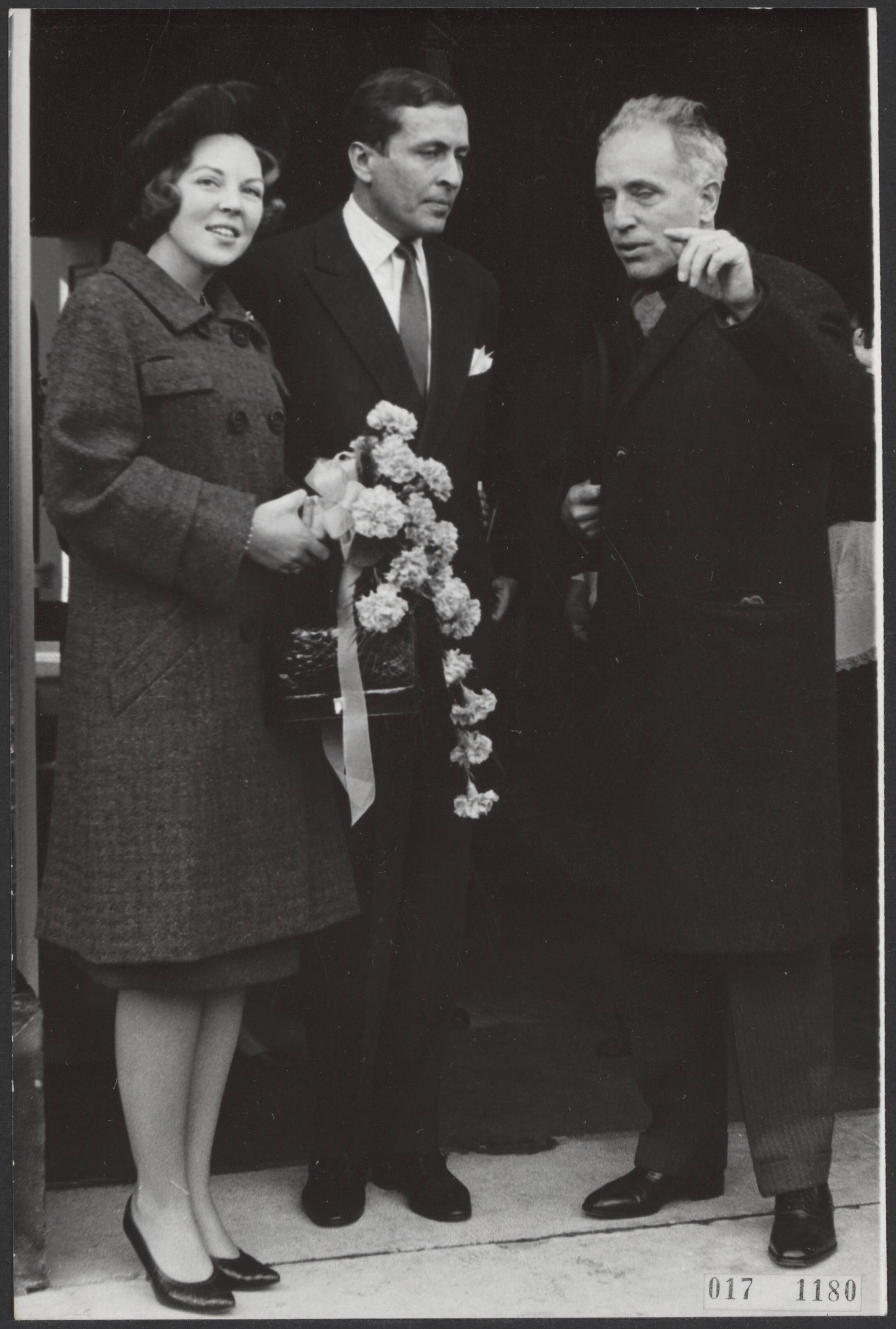 Fotocollectie Elsevier Binnenland — Bezoek van prinses Beatrix en Claus von Amsberg aan 's-Hertogenbosch. C.N.M. Kortmann, Commissaris van de Koningin in Noord-Brabant, vertelt het paar over de geschiedenis van de St. Jan — Foto: Kroon, Ron / Anefo. Licentie: Set B: Rechtenvrij / Publiek Domein. Bron: Nationaal Archief. http://hdl.handle.net/10648/adc03fa4-d0b4-102d-bcf8-003048976d84