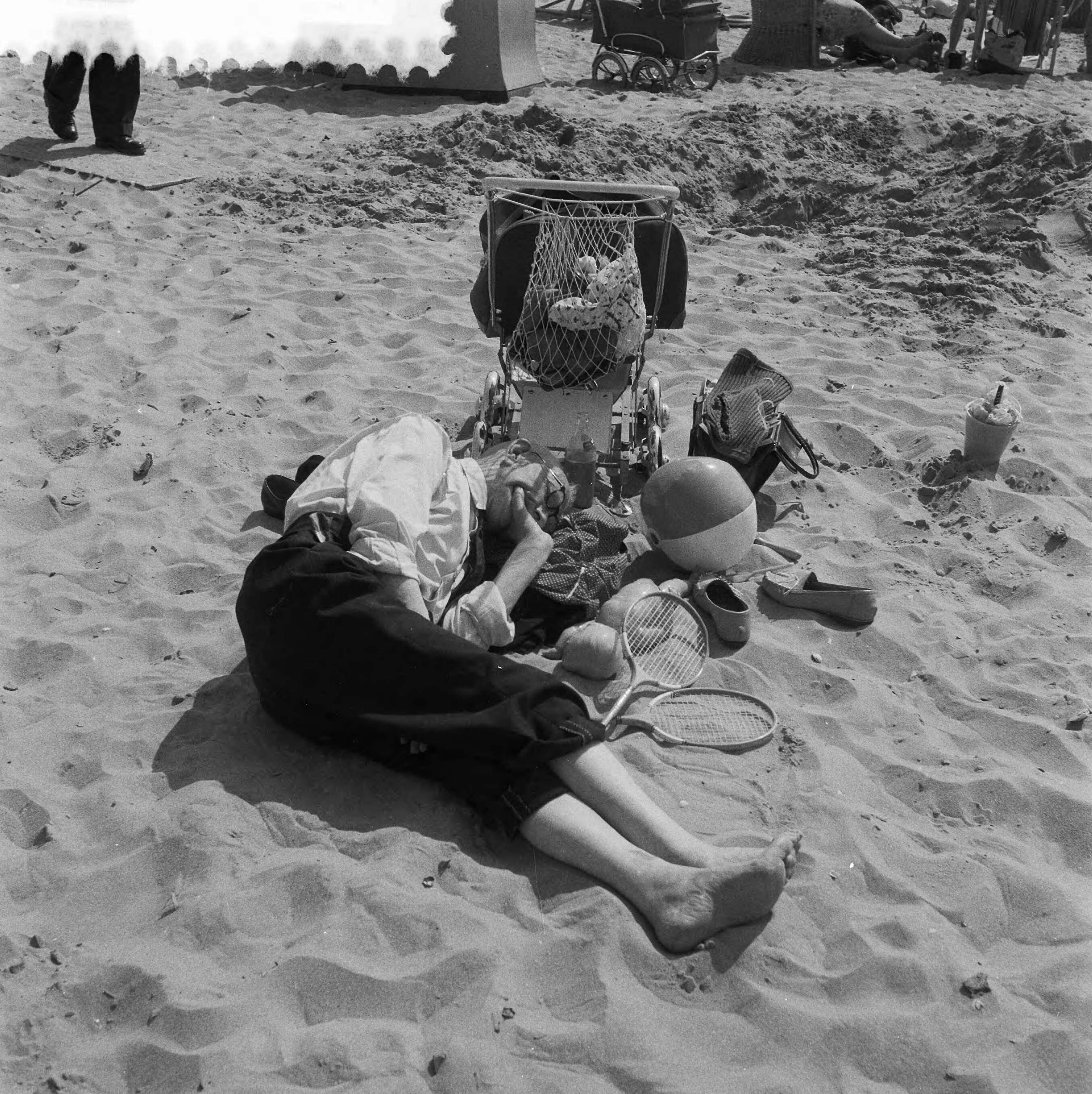Fotocollectie Anefo — Strandleven te Zandvoort — Foto: Noske, J.D. / Anefo. Licentie: Set B: Rechtenvrij / Publiek Domein. Bron: Nationaal Archief. http://hdl.handle.net/10648/a966662c-d0b4-102d-bcf8-003048976d84