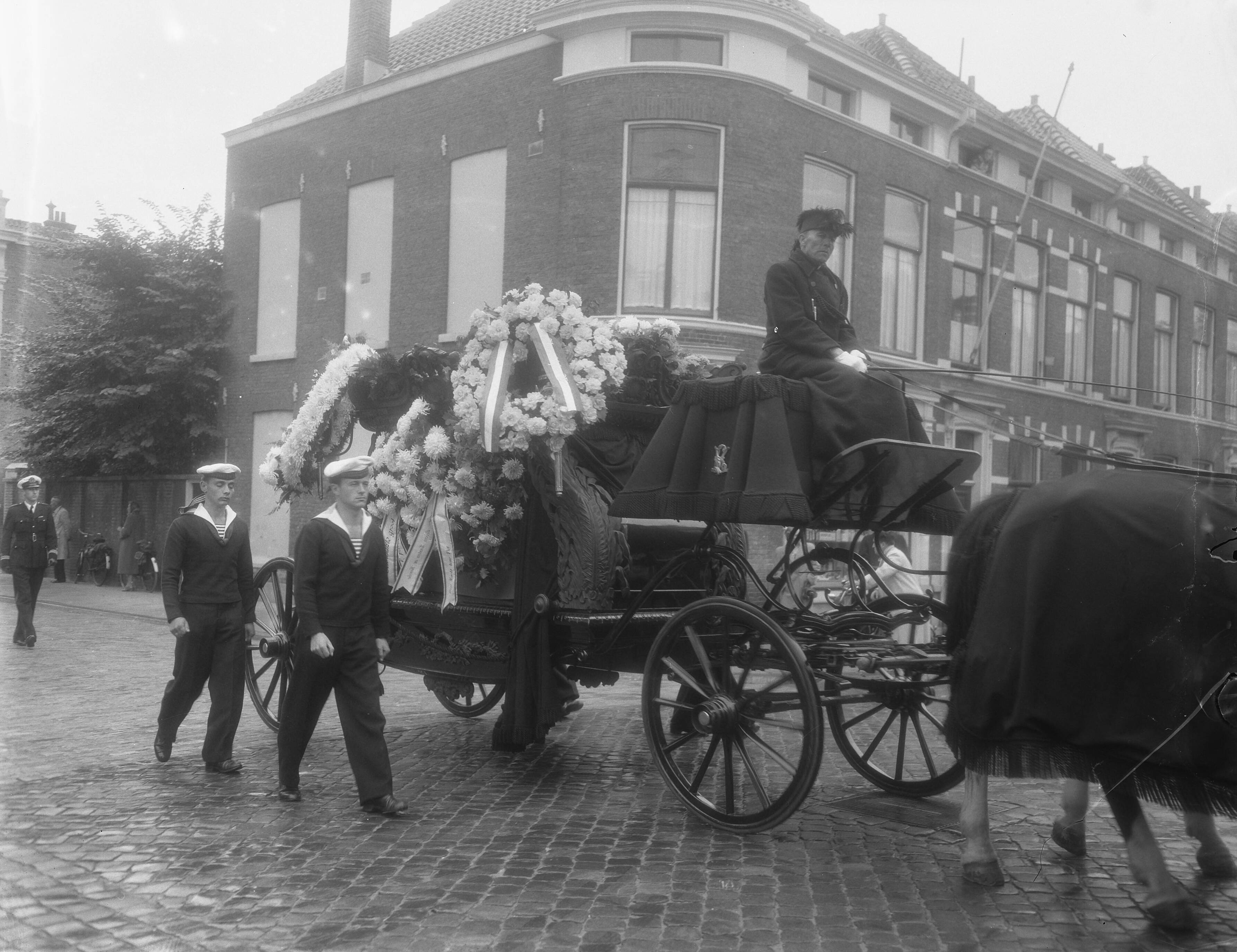 Fotocollectie Anefo — Marinebegrafenis van (...) de Wilde te Den Haag — Foto: Duinen, G.W. van / Anefo. Licentie: Set B: Rechtenvrij / Publiek Domein. Bron: Nationaal Archief. http://hdl.handle.net/10648/a9298f68-d0b4-102d-bcf8-003048976d84