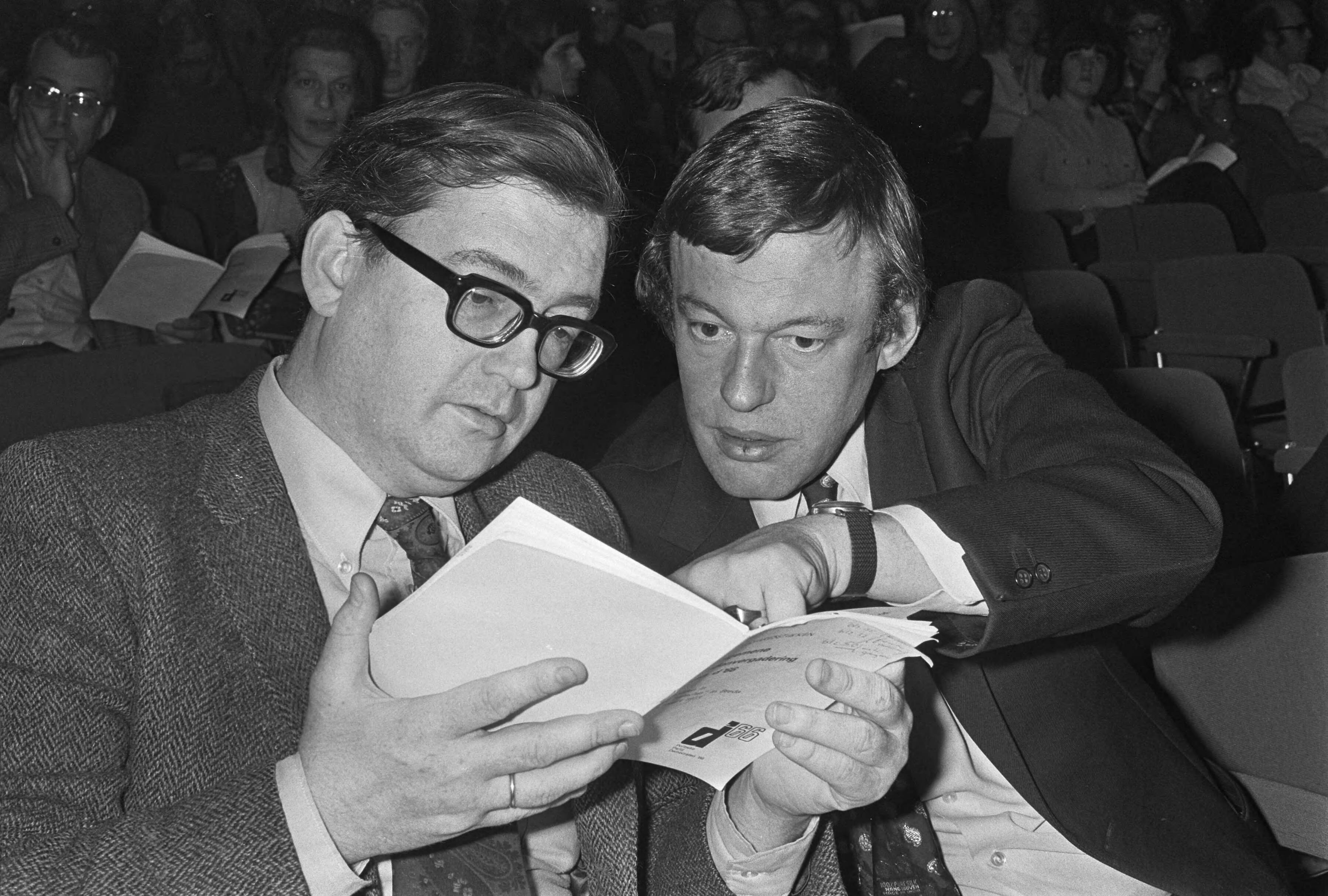 Fotocollectie Anefo — Ledenvergadering D66 in Breda, Gruijters (links) en Van Mierlo tijdens vergadering — Foto: Verhoeff, Bert / Anefo. Licentie: Set B: Rechtenvrij / Publiek Domein. Bron: Nationaal Archief. http://hdl.handle.net/10648/ac26d19e-d0b4-102d-bcf8-003048976d84