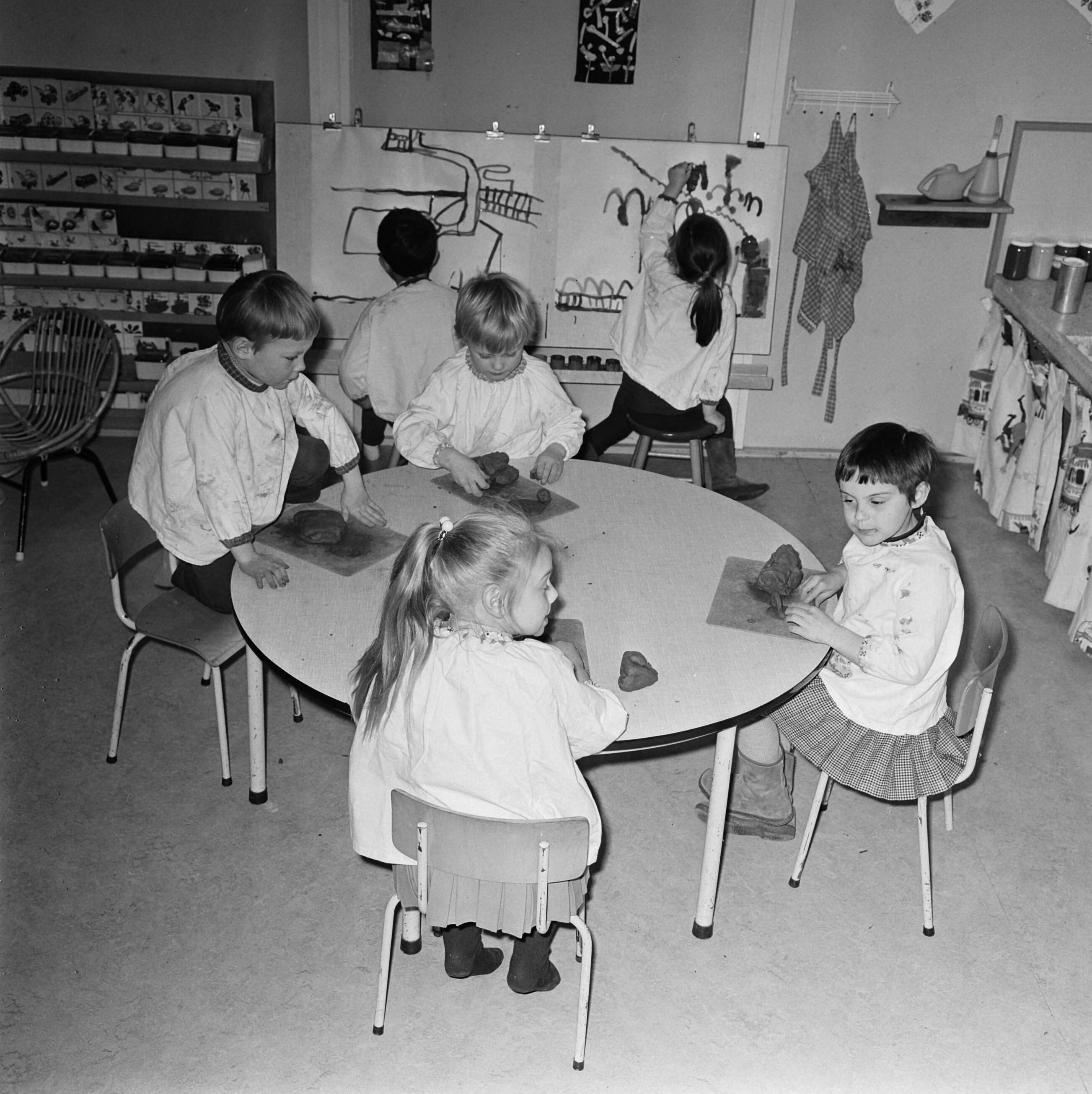 Fotocollectie Anefo — Opdracht Elsevier: kinderen in de crèche bij Verkade (Zaandam) — Foto: Mieremet, Rob / Anefo. Licentie: Set B: Rechtenvrij / Publiek Domein. Bron: Nationaal Archief. http://hdl.handle.net/10648/ab62301e-d0b4-102d-bcf8-003048976d84