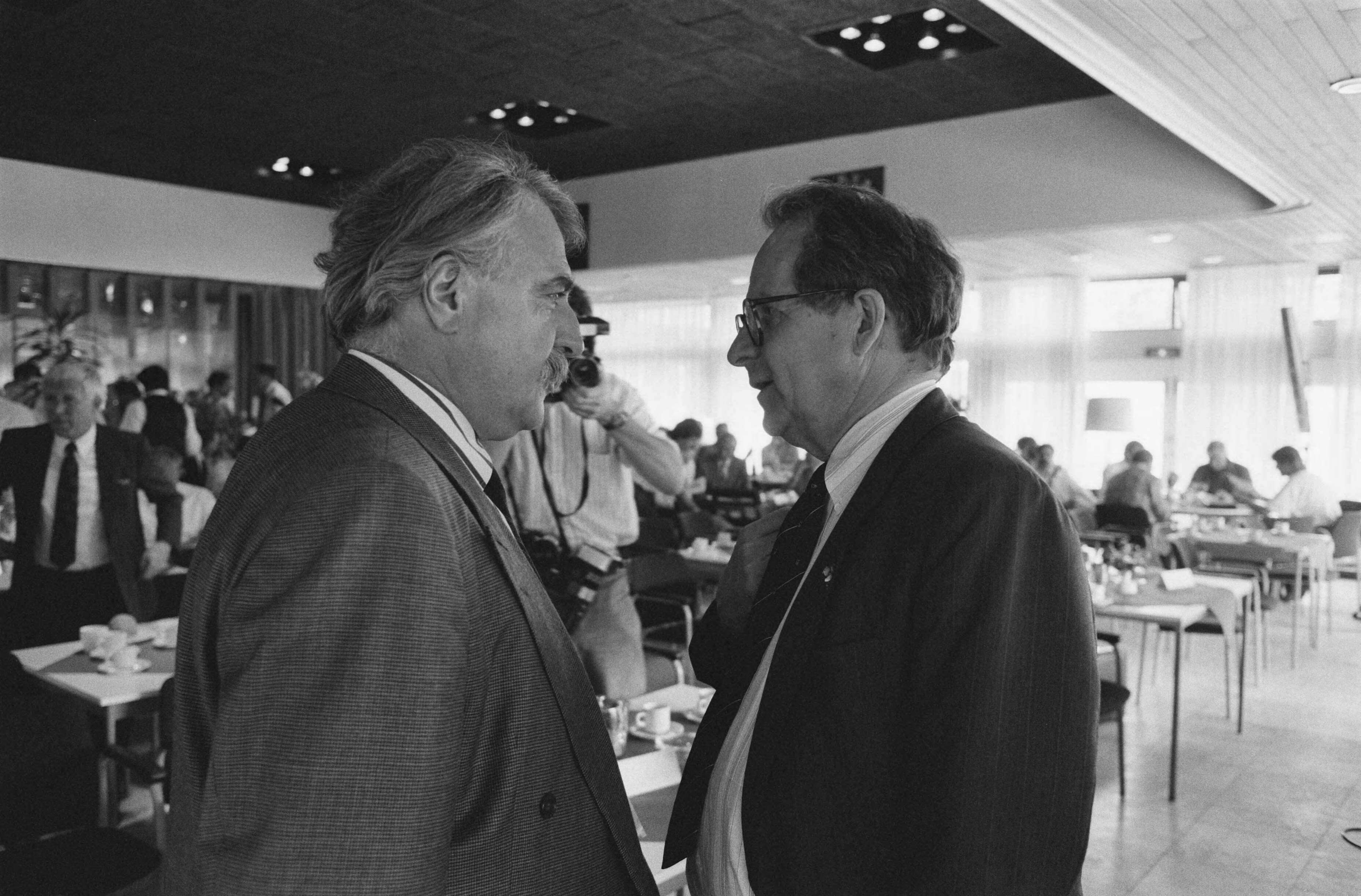 Fotocollectie Anefo — Algemene vergadering KNVB in Zeist; afgetreden voorzitter André van der Louw (l) in gesprek met Gerrit Brokx — Foto: Bogaerts, Rob / Anefo. Licentie: Set B: Rechtenvrij / Publiek Domein. Bron: Nationaal Archief. http://hdl.handle.net/10648/ad72ed6c-d0b4-102d-bcf8-003048976d84
