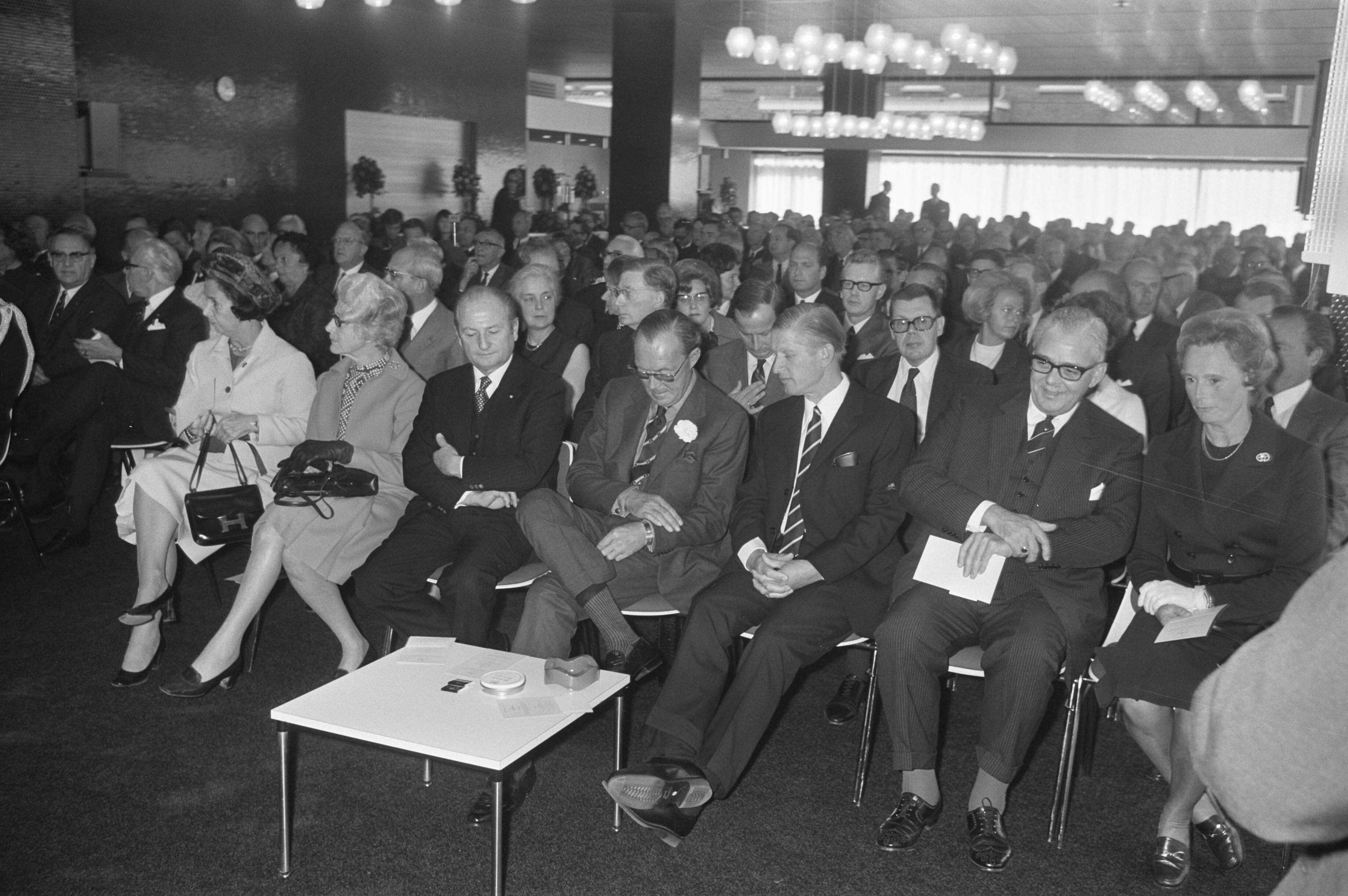 Fotocollectie Anefo — Prins Bernhard opent nieuw hoofdkantoor Siemens Nederland NV te Den Haag — Foto: Punt, W. / Anefo. Licentie: Set B: Rechtenvrij / Publiek Domein. Bron: Nationaal Archief. http://hdl.handle.net/10648/abf73d08-d0b4-102d-bcf8-003048976d84