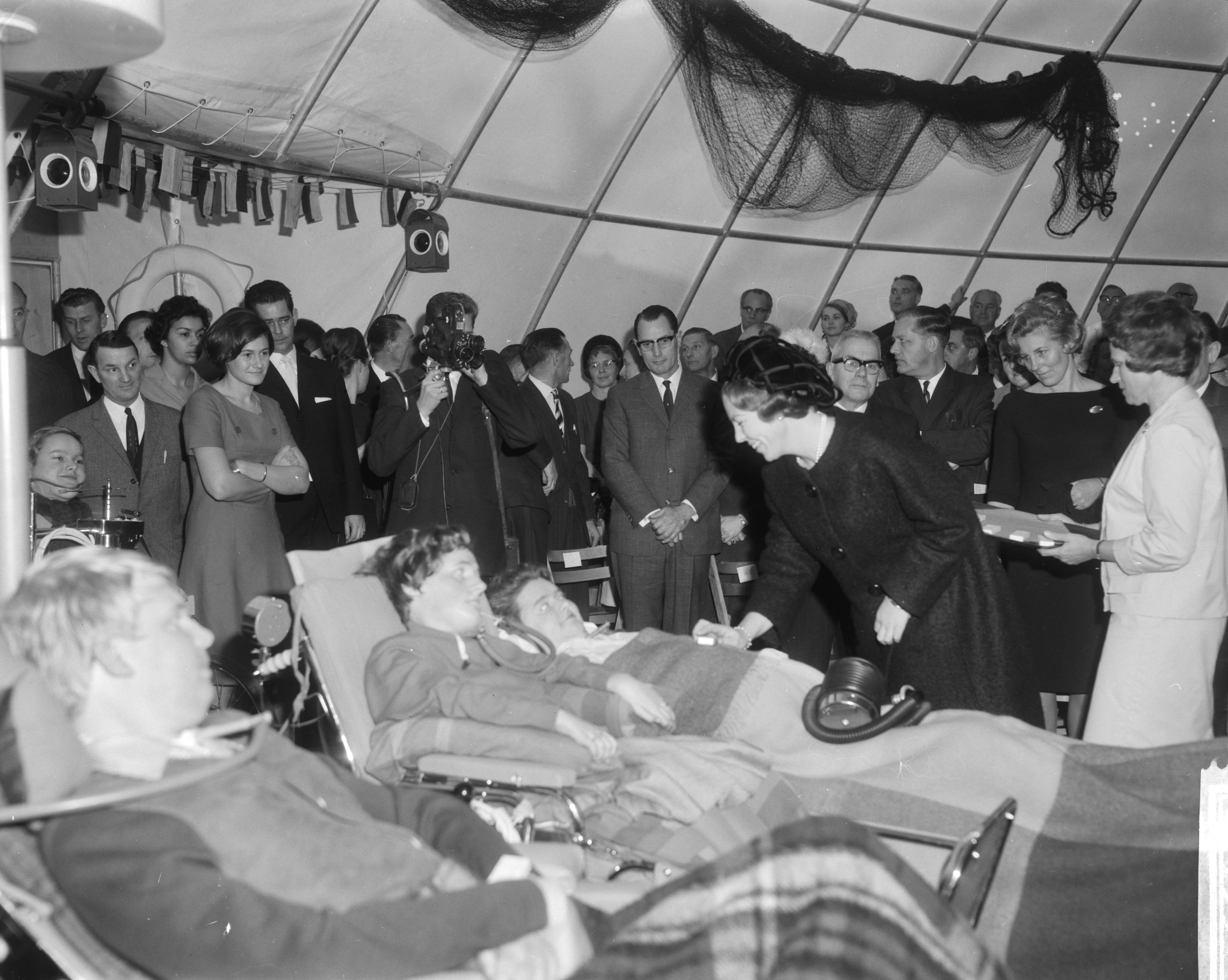Fotocollectie Anefo — Prinses Beatrix bij het openen van paviljoen De Schelp te Scheveningen; de prinses in gesprek met een patiënte — Foto: Bilsen, Joop van / Anefo. Licentie: Set B: Rechtenvrij / Publiek Domein. Bron: Nationaal Archief. http://hdl.handle.net/10648/aacfd692-d0b4-102d-bcf8-003048976d84