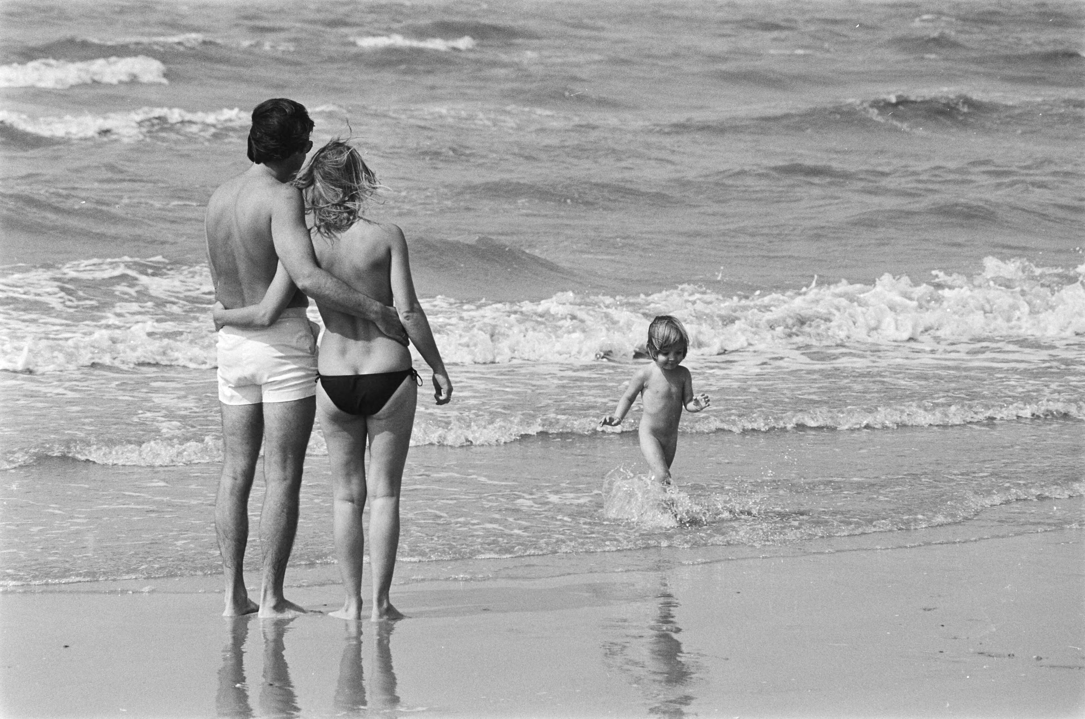 Fotocollectie Anefo — Eindelijk weer strandweer; gezin op strand Zandvoort — Foto: Verhoeff, Bert / Anefo. Licentie: Set B: Rechtenvrij / Publiek Domein. Bron: Nationaal Archief. http://hdl.handle.net/10648/acba1c1a-d0b4-102d-bcf8-003048976d84