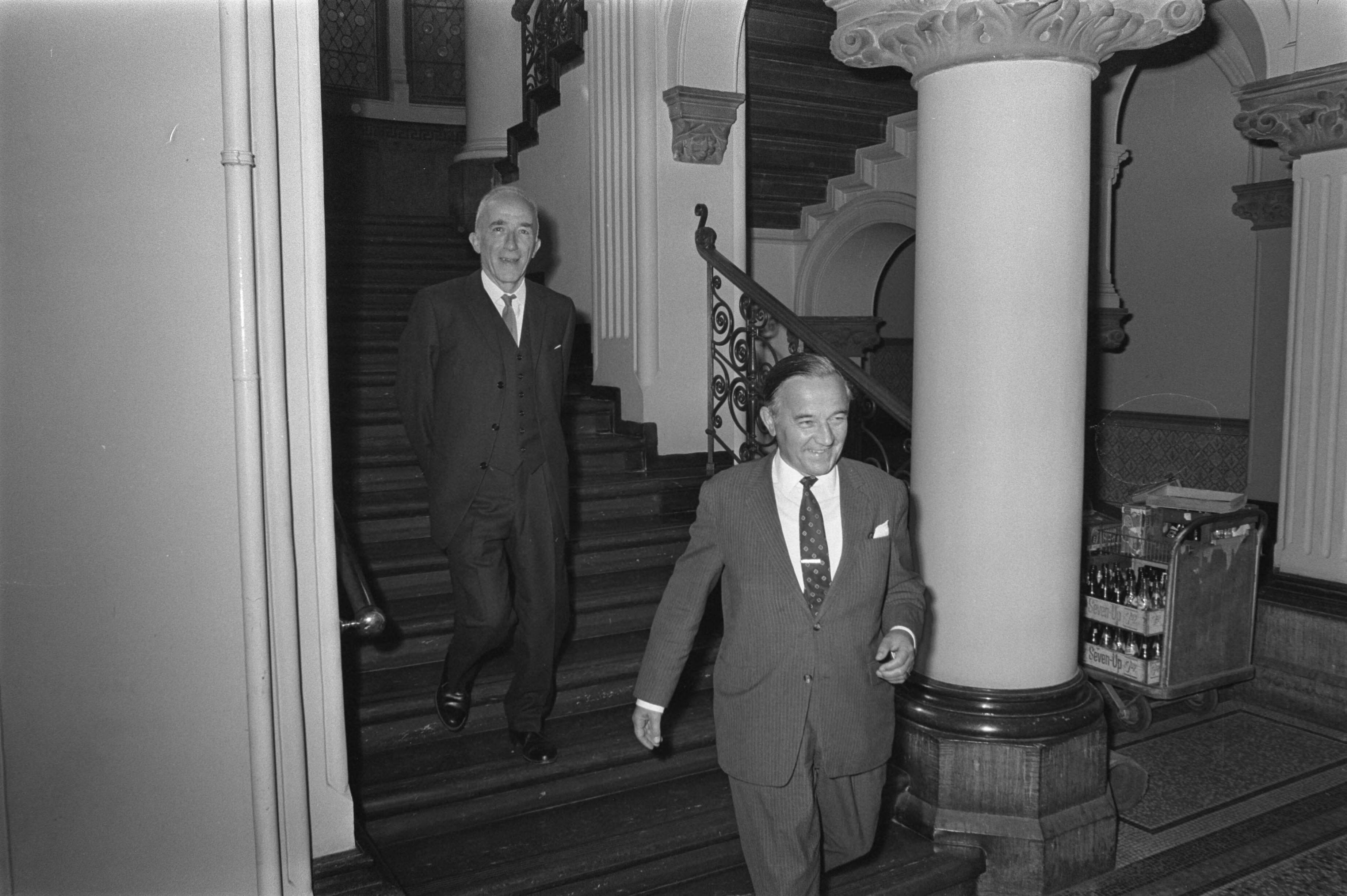 Fotocollectie Anefo — Ministerraad vergadert in Ministerie van Justitie over lonen en economische bestand, Den Haag ; l. minister Polak en rechts minister De Jong na de vergadering — Foto: Evers, Joost / Anefo. Licentie: Set B: Rechtenvrij / Publiek Domein. Bron: Nationaal Archief. http://hdl.handle.net/10648/aba2889e-d0b4-102d-bcf8-003048976d84