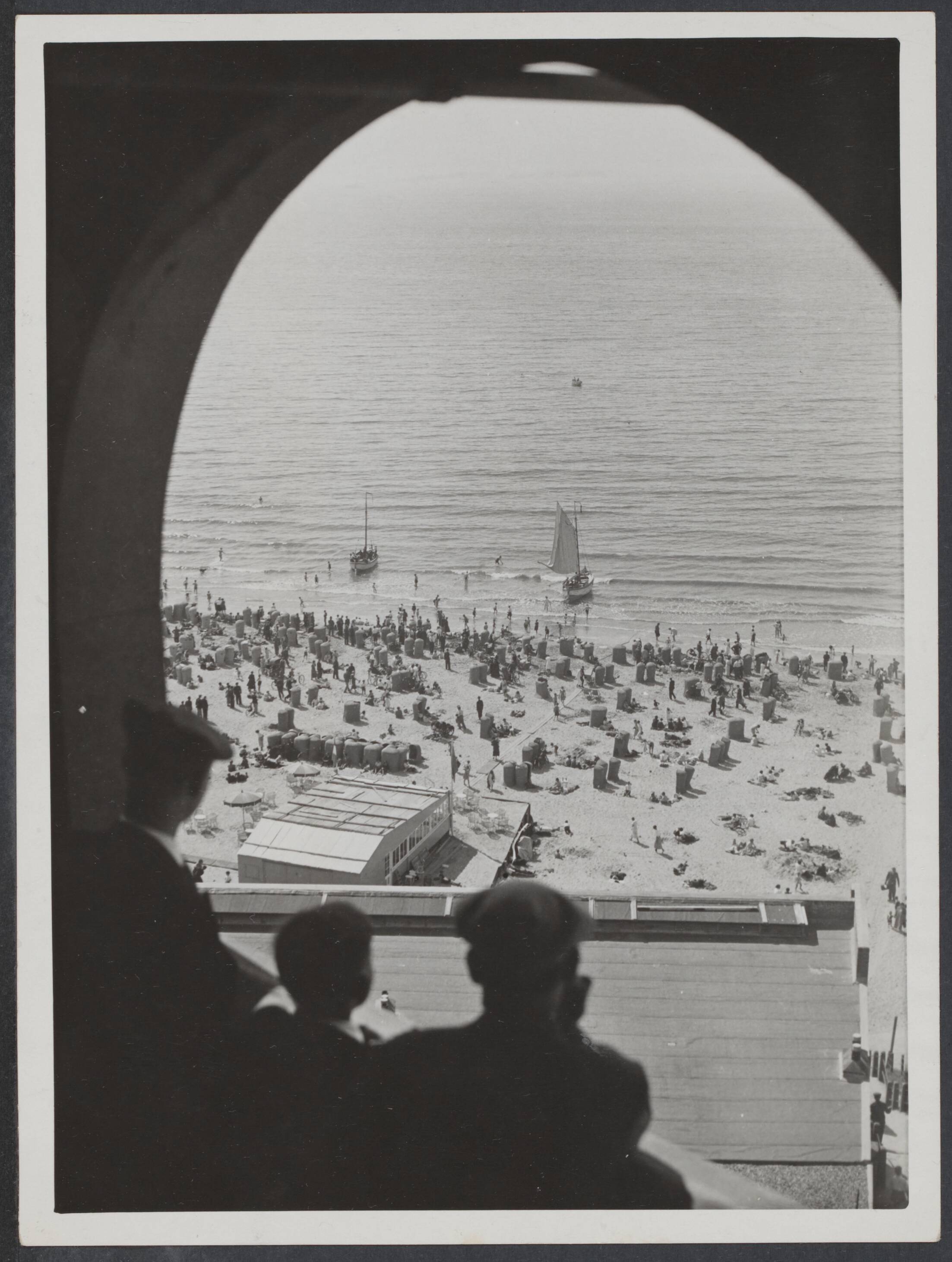 Zandvoort, vóór 1945 — De eerste zomerse dag heeft in Zandvoort grote bedrijvigheid gebracht. De drukte, gezien vanaf de uitkijktoren — Foto: N.V. Polygoon. Licentie: Set B: Rechtenvrij / Publiek Domein. Bron: Nationaal Archief. http://hdl.handle.net/10648/6f502072-7f5a-f5a1-89b2-df0d07b50e96