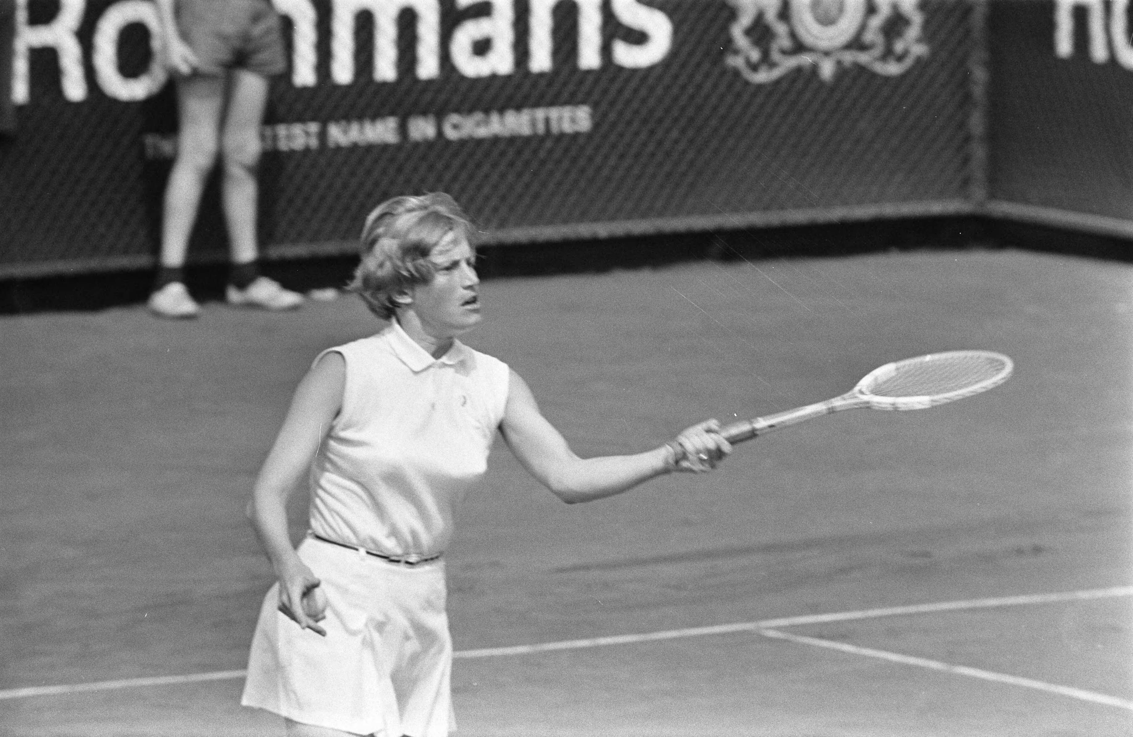 Open Nederlandse Tenniskampioenschappen 1969 in Hilversum — Trudy Groenman in actie tegen Kerry Melville — Foto: Fotograaf Onbekend / Anefo. Licentie: Set B: Rechtenvrij / Publiek Domein. Bron: Nationaal Archief. http://hdl.handle.net/10648/ab7510f8-d0b4-102d-bcf8-003048976d84