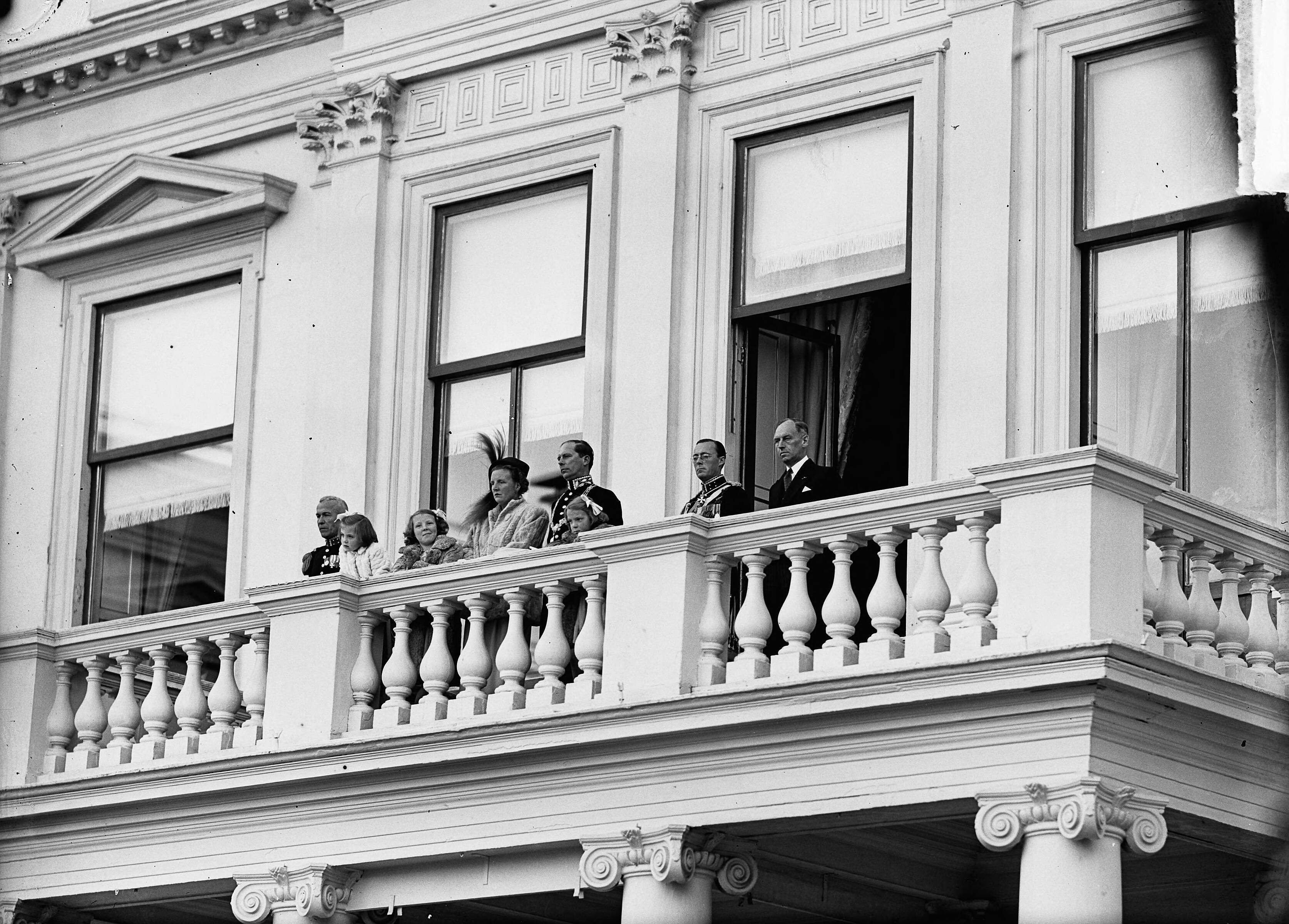 Intocht van koningin Juliana in Den Haag (1948) — Intocht Koningin Juliana in Den Haag. Koninklijke familie op het balkon Paleis Noordeinde — Foto: Bilsen, Joop van / Anefo. Licentie: Set B: Rechtenvrij / Publiek Domein. Bron: Nationaal Archief. http://hdl.handle.net/10648/a8bd2e40-d0b4-102d-bcf8-003048976d84