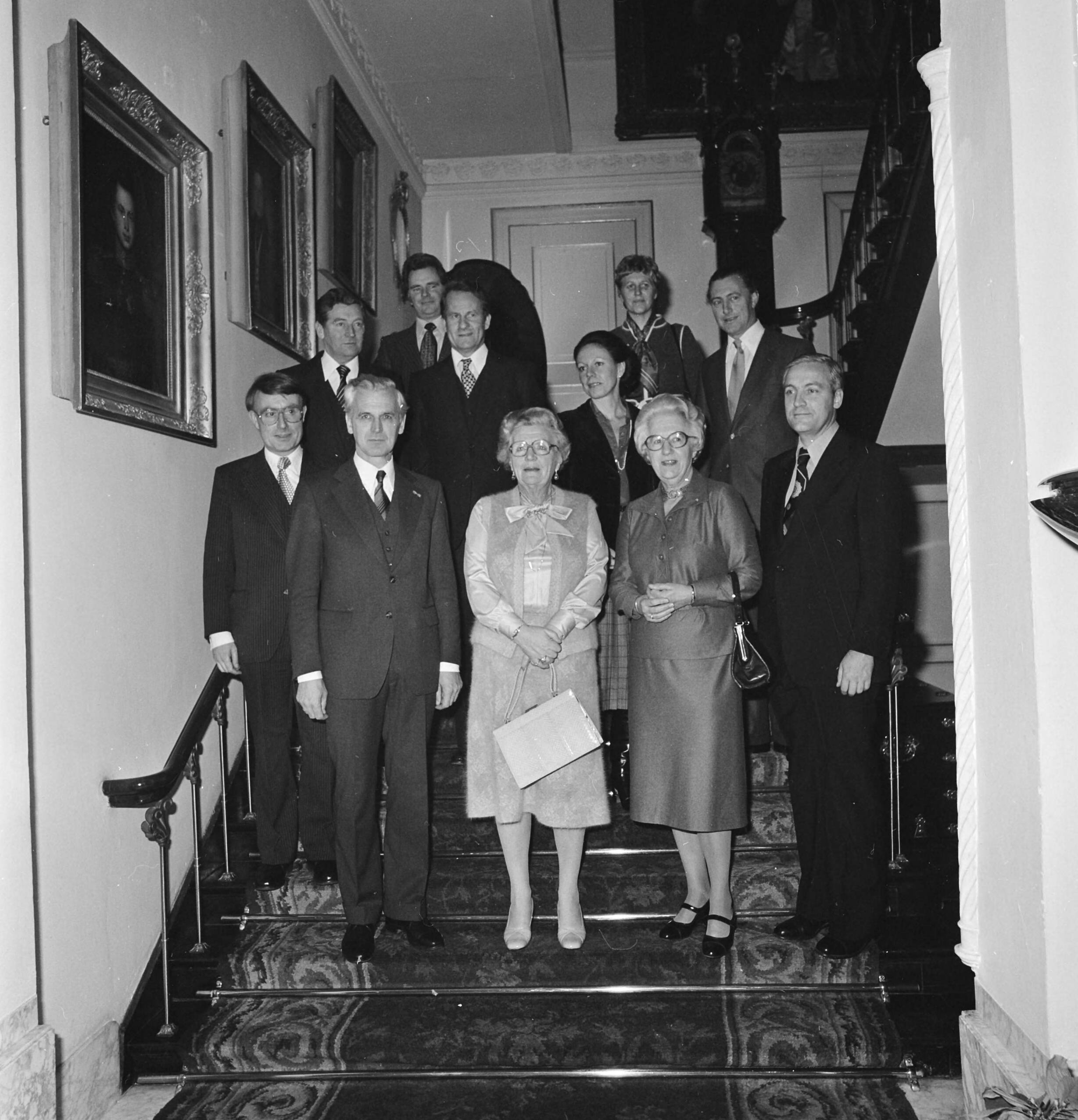 Fotocollectie Anefo — Beediging van 10 van 16 staatssecretarissen op Soestdijk; 1e rij v.l.n.r. mr. Koning , Van der Mei ,HM, Haars, Nooteboom, an Lent , Broese, — Foto: Croes, Rob C. / Anefo. Licentie: Set B: Rechtenvrij / Publiek Domein. Bron: Nationaal Archief. http://hdl.handle.net/10648/aca935bc-d0b4-102d-bcf8-003048976d84