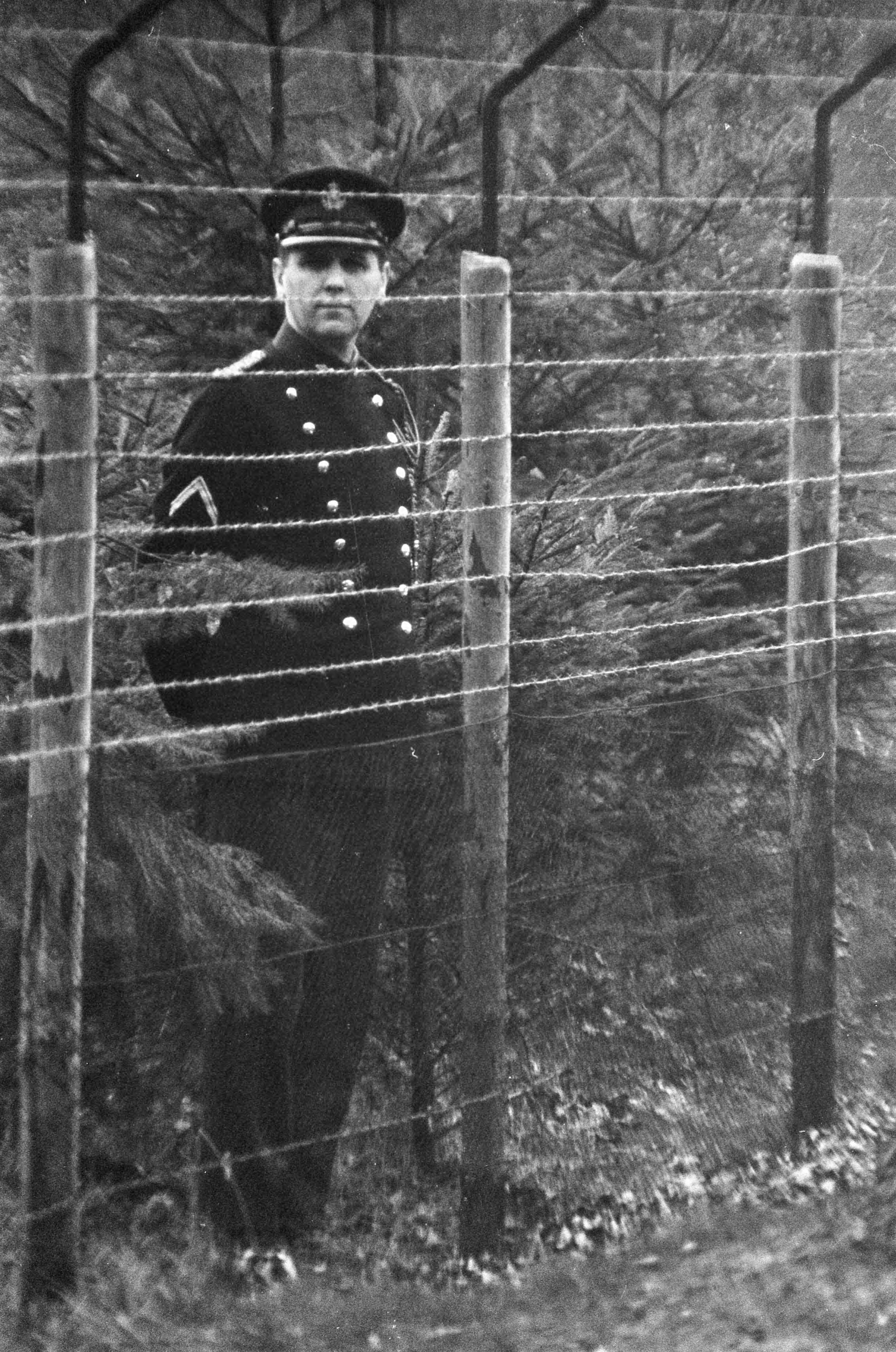 Fotocollectie Anefo — Marechaussee achter hek Drakenstein — Foto: Kroon, Ron / Anefo. Licentie: Set B: Rechtenvrij / Publiek Domein. Bron: Nationaal Archief. http://hdl.handle.net/10648/ab15654a-d0b4-102d-bcf8-003048976d84