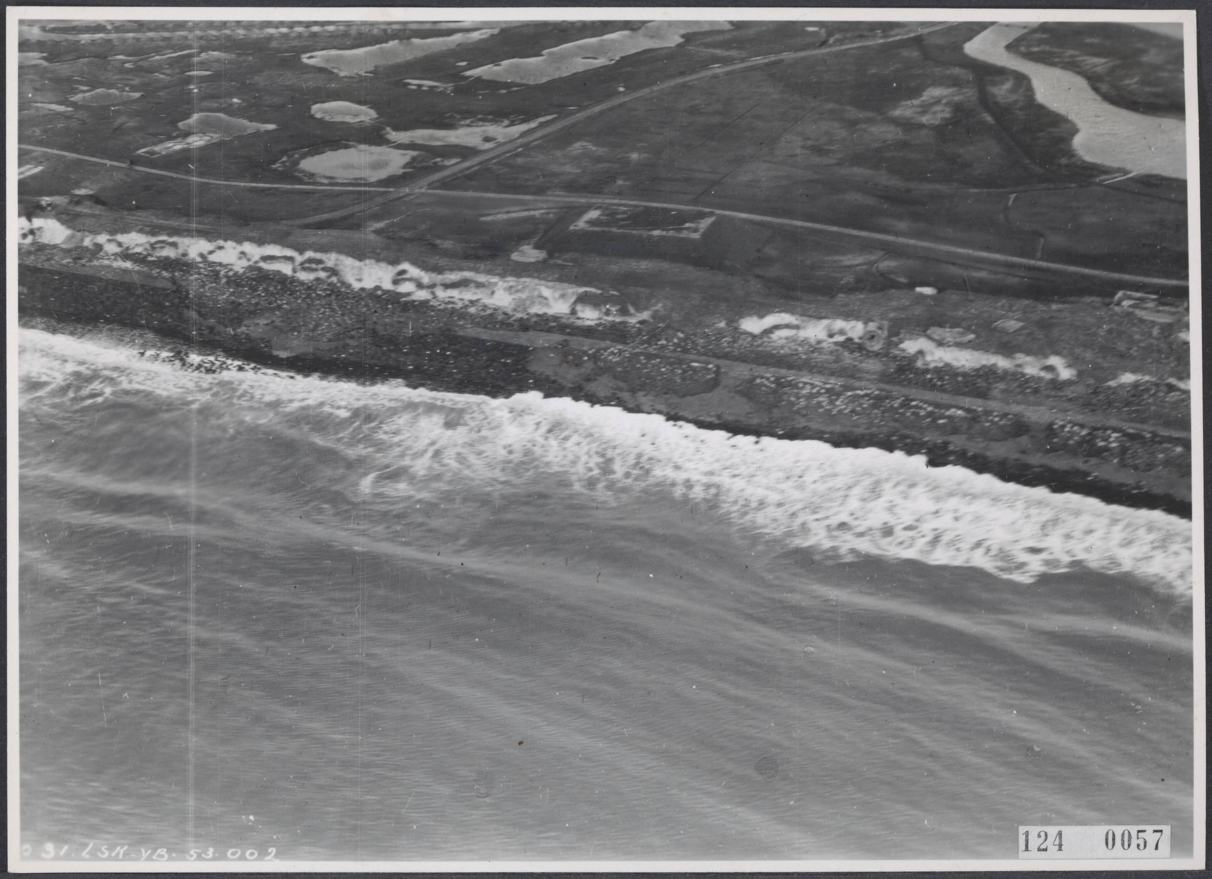 Watersnoodramp 1953 [RVD] — Watersnoodramp 1953. Luchtopname . Kust ten westen van Vlissingen — Foto: Rijksvoorlichtingsdienst (RVD). Licentie: Set B: Rechtenvrij / Publiek Domein. Bron: Nationaal Archief. http://hdl.handle.net/10648/af30f63a-d0b4-102d-bcf8-003048976d84