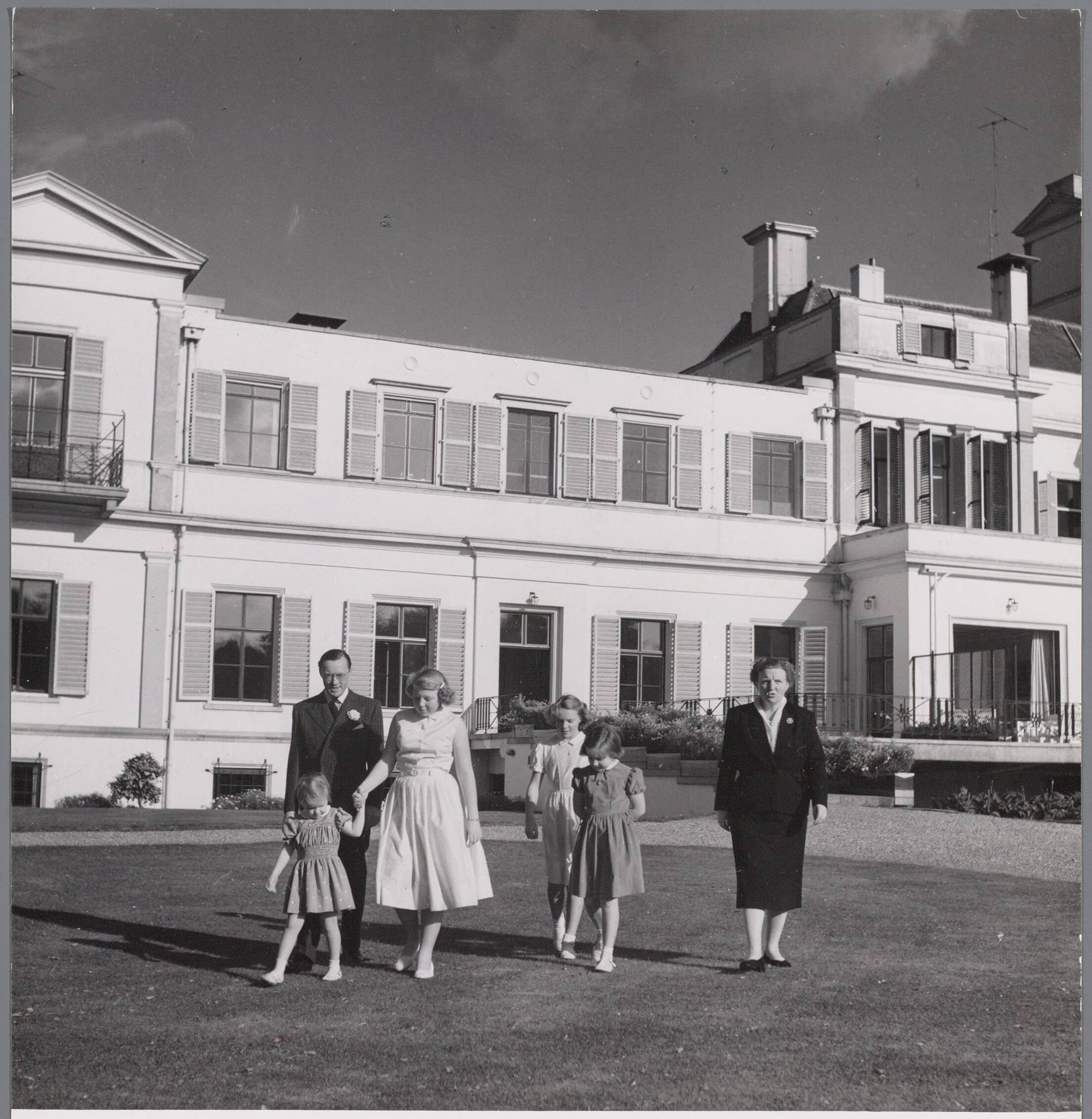 Fotocollectie RVD / Koninklijk Huis — Koningin Juliana en prins Bernhard met de prinsessen Beatrix, Irene, Margriet en Marijke in de tuin bij Paleis Soestdijk — Foto: Onbekend / RVD. Licentie: Set B: Rechtenvrij / Publiek Domein. Bron: Nationaal Archief. http://hdl.handle.net/10648/afac3bd8-d0b4-102d-bcf8-003048976d84