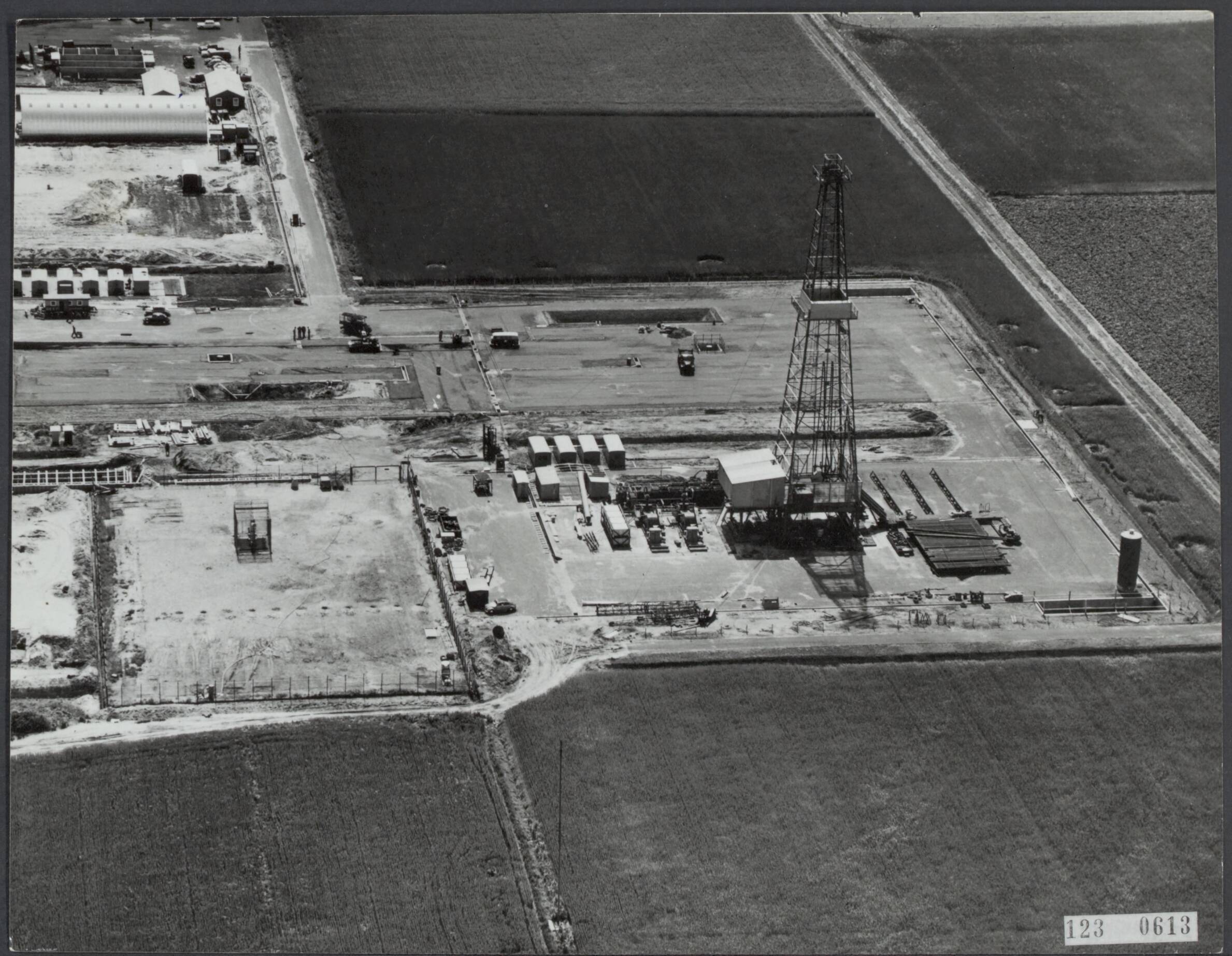 Fotocollectie Rijksvoorlichtingsdienst Eigen — Luchtopname. Boren naar aardgas in Slochteren (2) door de N.A.M. (Nederlandse Aardolie Maatschappij - Shell/Esso/Staatsmijnen — Foto: Rijksvoorlichtingsdienst (RVD). Licentie: Set B: Rechtenvrij / Publiek Domein. Bron: Nationaal Archief. http://hdl.handle.net/10648/af2e6e56-d0b4-102d-bcf8-003048976d84