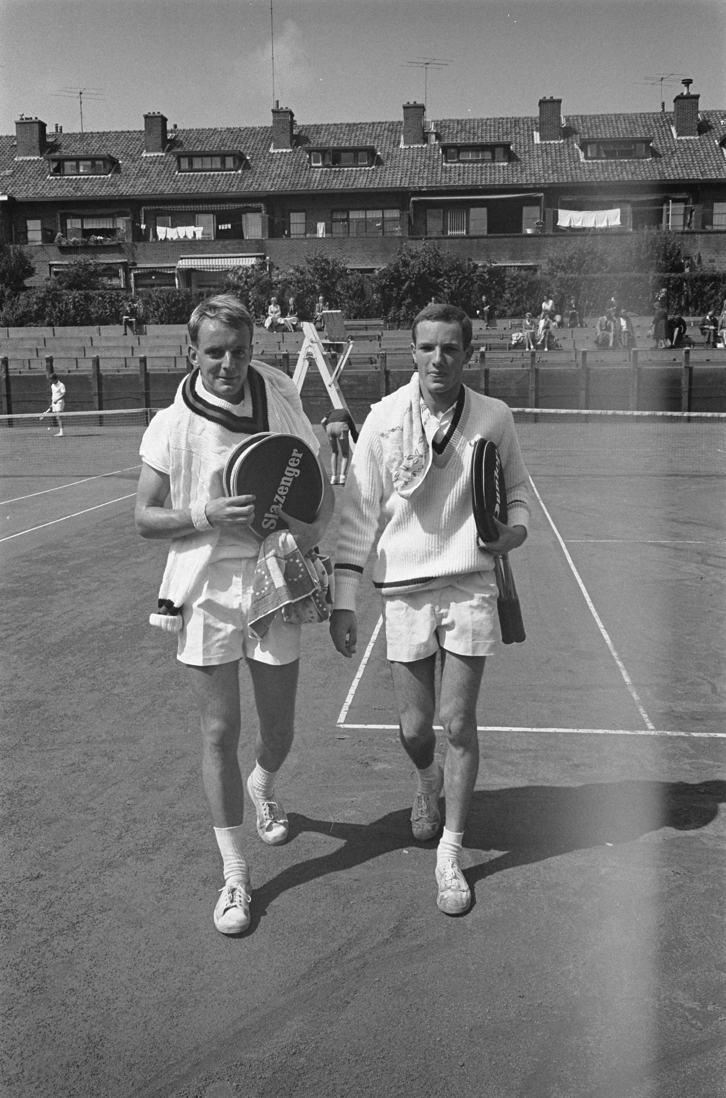 Fotocollectie Anefo — Nationale Tenniskampioenschappen op de METS-banen. Tom Okker (rechts) en F. van Brunschot na de strijd — Foto: Pot, Harry / Anefo. Licentie: Set B: Rechtenvrij / Publiek Domein. Bron: Nationaal Archief. http://hdl.handle.net/10648/aa4292dc-d0b4-102d-bcf8-003048976d84