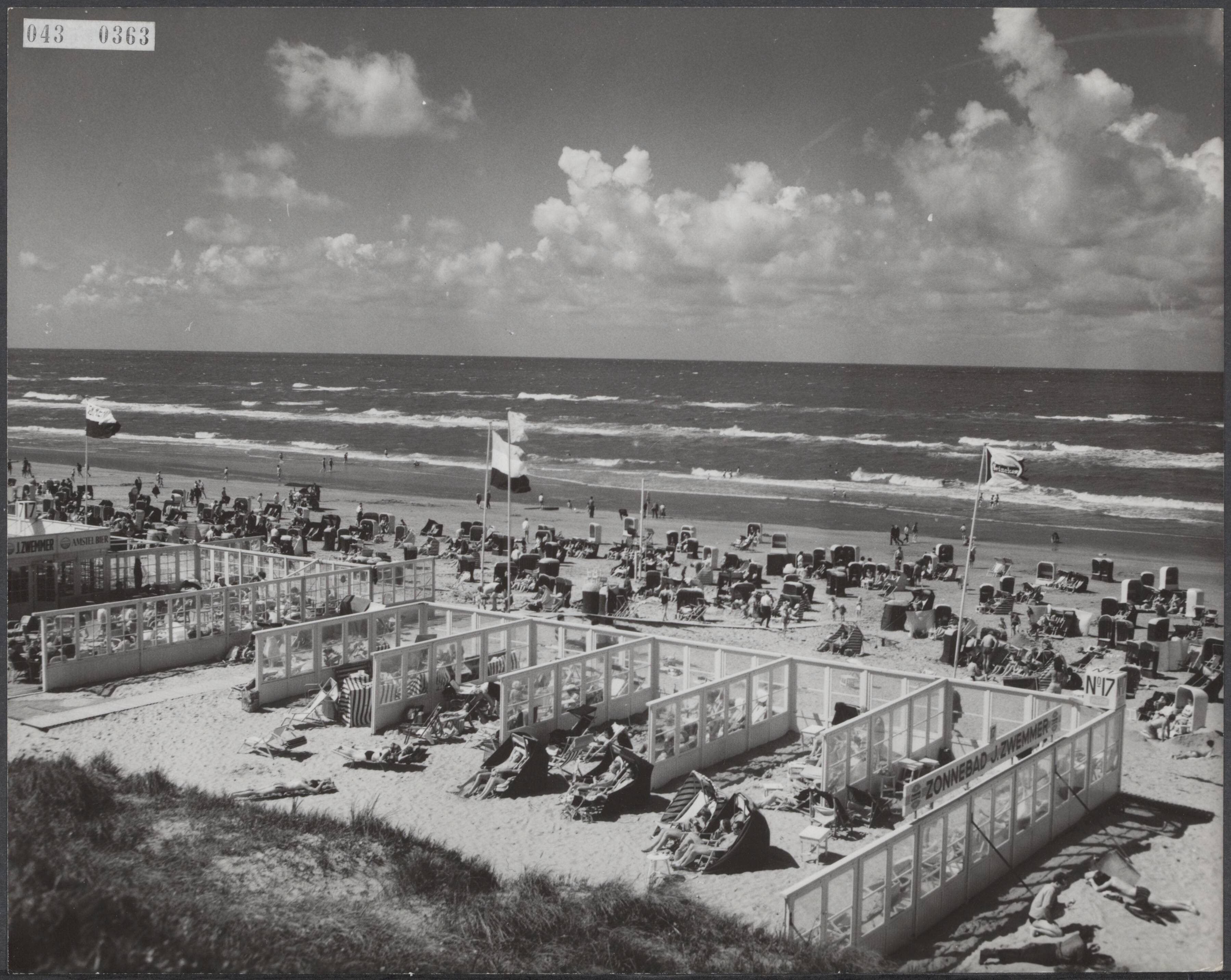 Fotocollectie Elsevier Binnenland — Toeristen en dagjesmensen komen weer naar het strand van Zandvoort na enkele dagen met slecht weer — Foto: Bilsen, Joop van / Anefo. Licentie: Set B: Rechtenvrij / Publiek Domein. Bron: Nationaal Archief. http://hdl.handle.net/10648/adf8c7d4-d0b4-102d-bcf8-003048976d84