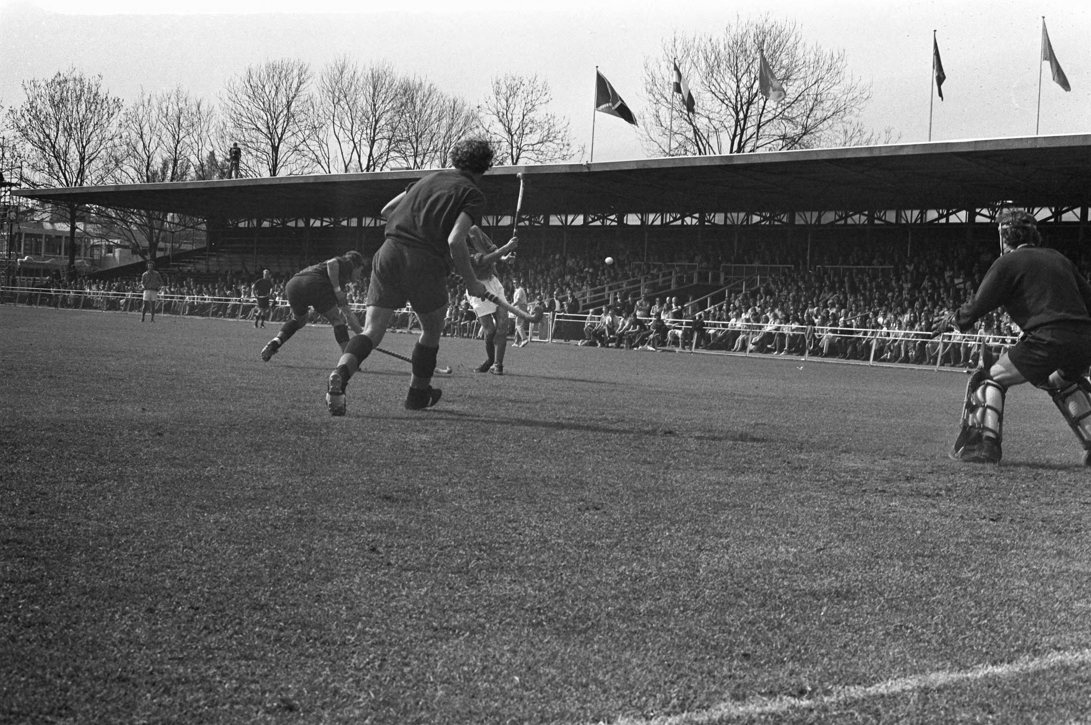 Hockeywedstrijd HHYC tegen Kampong in Den Haag eindstand: 0-2 — Bolhuis scoort 2-0 — Foto: Fotograaf Onbekend / Anefo. Licentie: Set B: Rechtenvrij / Publiek Domein. Bron: Nationaal Archief. http://hdl.handle.net/10648/abe906fc-d0b4-102d-bcf8-003048976d84
