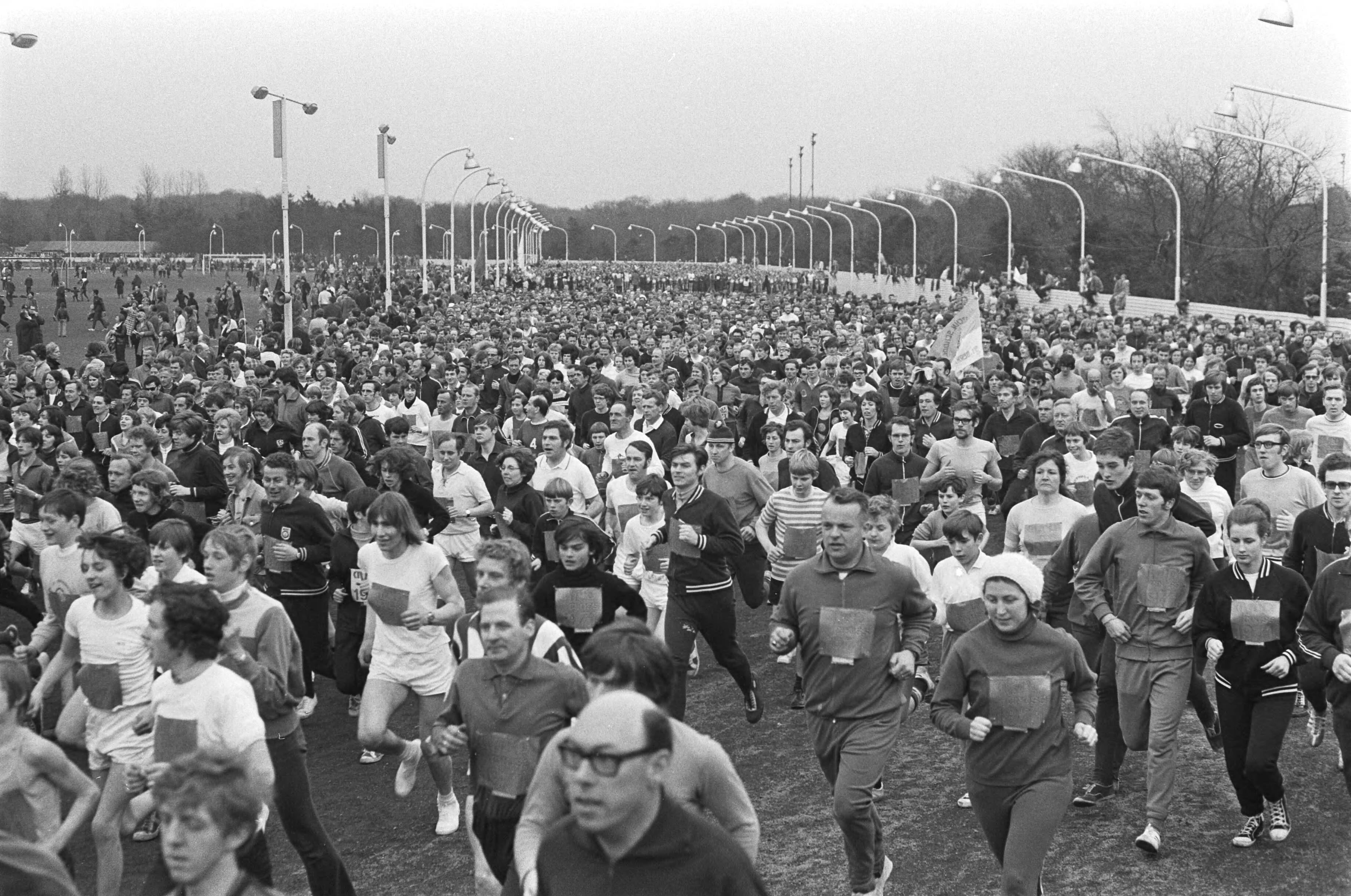 Jaarlijkse AVRO-cross 1971 in Hilversum — Start van de hardloopwedstrijd met ongeveer 6000 deelnemers op de drafbaan van het Sportpark Hilversum — Foto: Fotograaf Onbekend / Anefo. Licentie: Set B: Rechtenvrij / Publiek Domein. Bron: Nationaal Archief. http://hdl.handle.net/10648/abb72844-d0b4-102d-bcf8-003048976d84