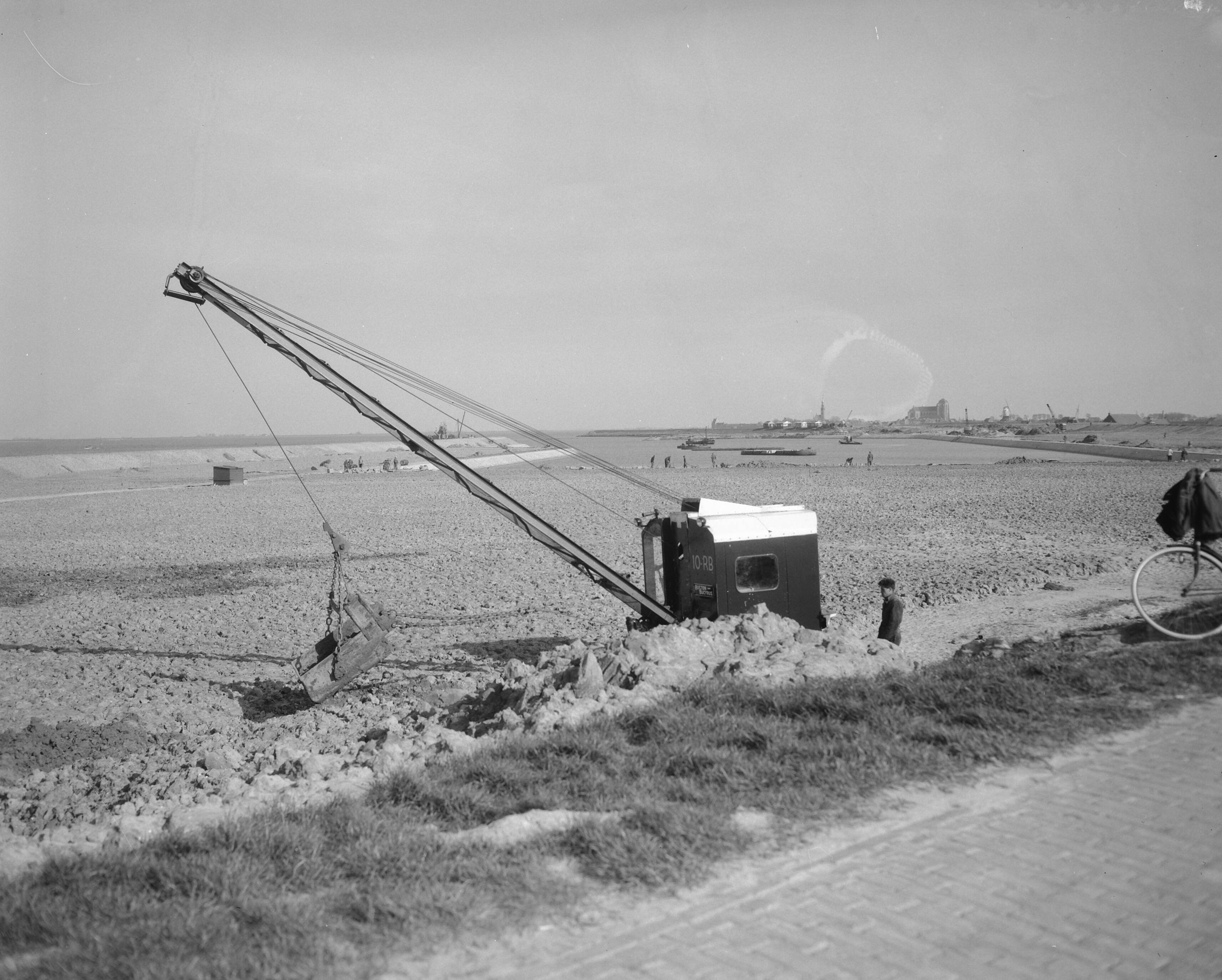 Fotocollectie Anefo — Werkzaamheden Deltaplan bij Veere — Foto: Bilsen, Joop van / Anefo. Licentie: Set B: Rechtenvrij / Publiek Domein. Bron: Nationaal Archief. http://hdl.handle.net/10648/a95d210c-d0b4-102d-bcf8-003048976d84