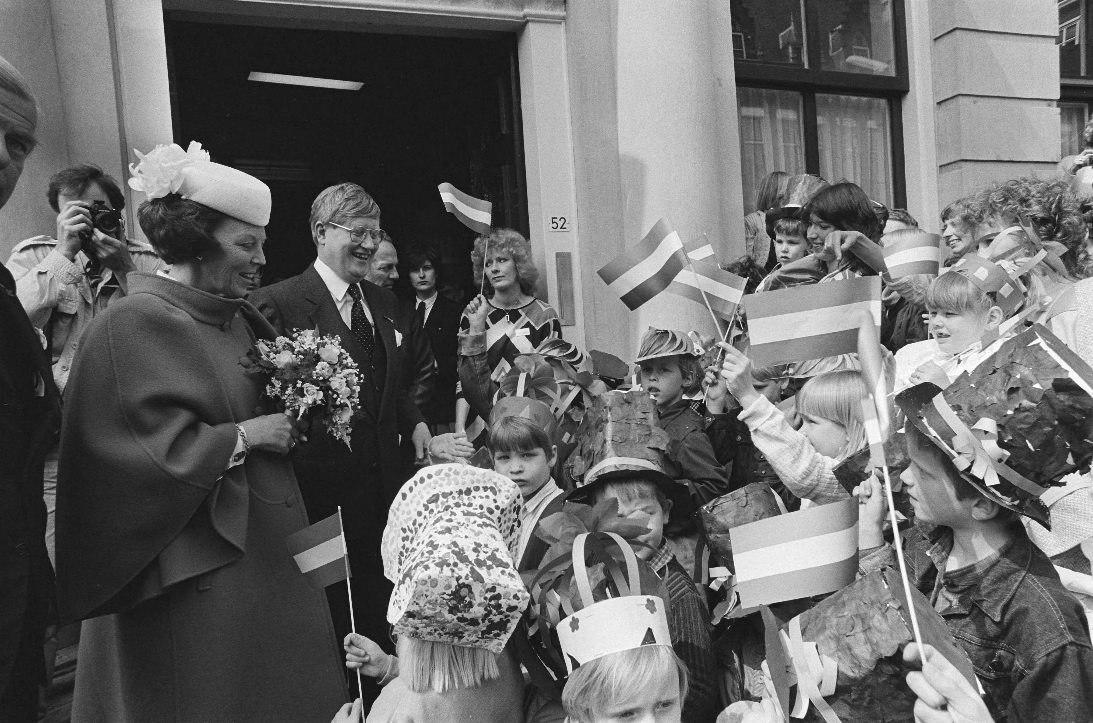 Fotocollectie Anefo — Koningin Beatrix opent het gerestaureerde provinciehuis te Leeuwarden — Foto: Bogaerts, Rob / Anefo. Licentie: Set B: Rechtenvrij / Publiek Domein. Bron: Nationaal Archief. http://hdl.handle.net/10648/ad466a62-d0b4-102d-bcf8-003048976d84