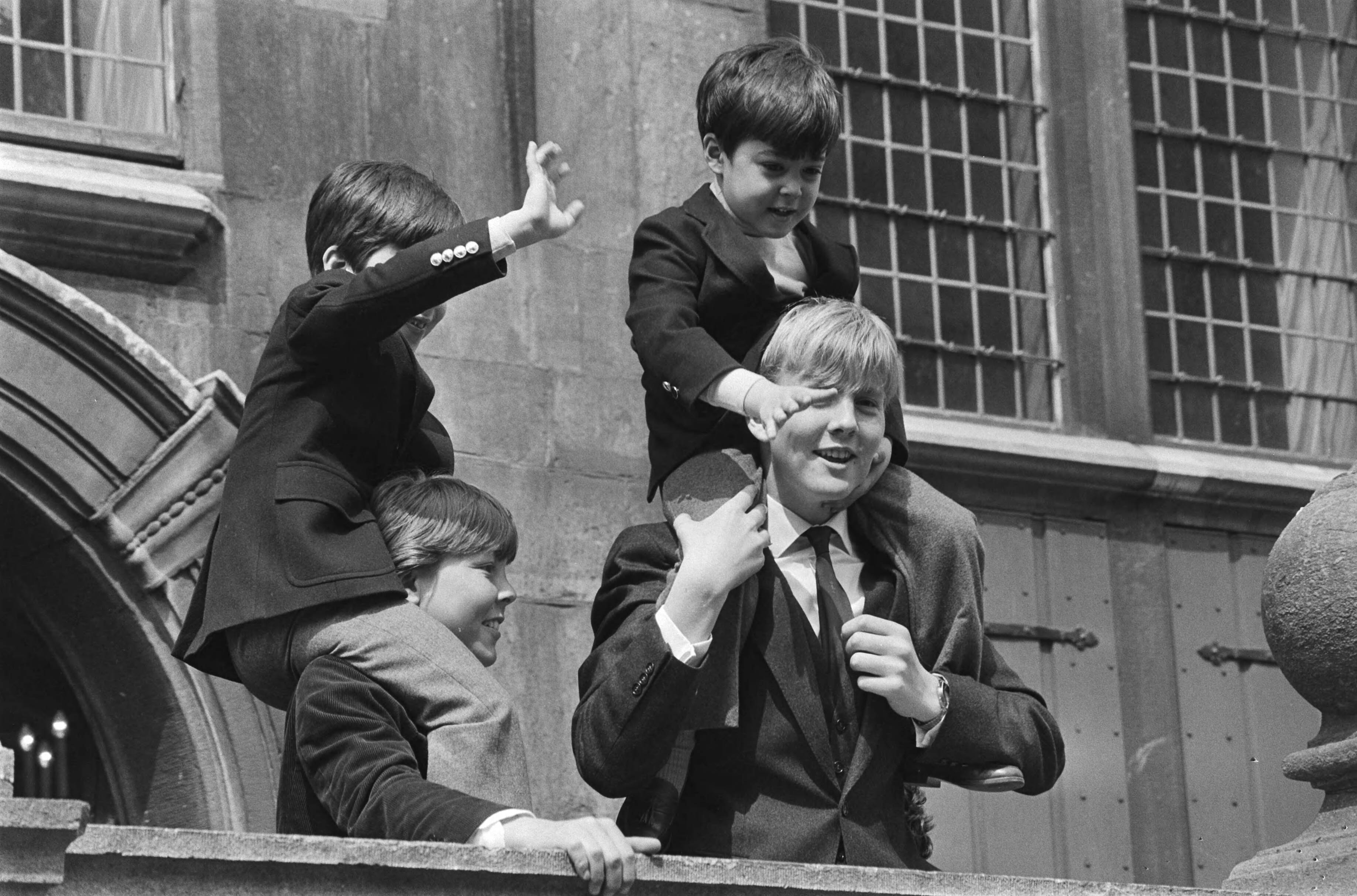 Fotocollectie Anefo — Koninginnedag 1984 in Den Haag ; Willem Alexander met nichtje Juliana en Maurits met Bernardo op de schouders — Foto: Antonisse, Marcel / Anefo. Licentie: Set B: Rechtenvrij / Publiek Domein. Bron: Nationaal Archief. http://hdl.handle.net/10648/ad380f30-d0b4-102d-bcf8-003048976d84