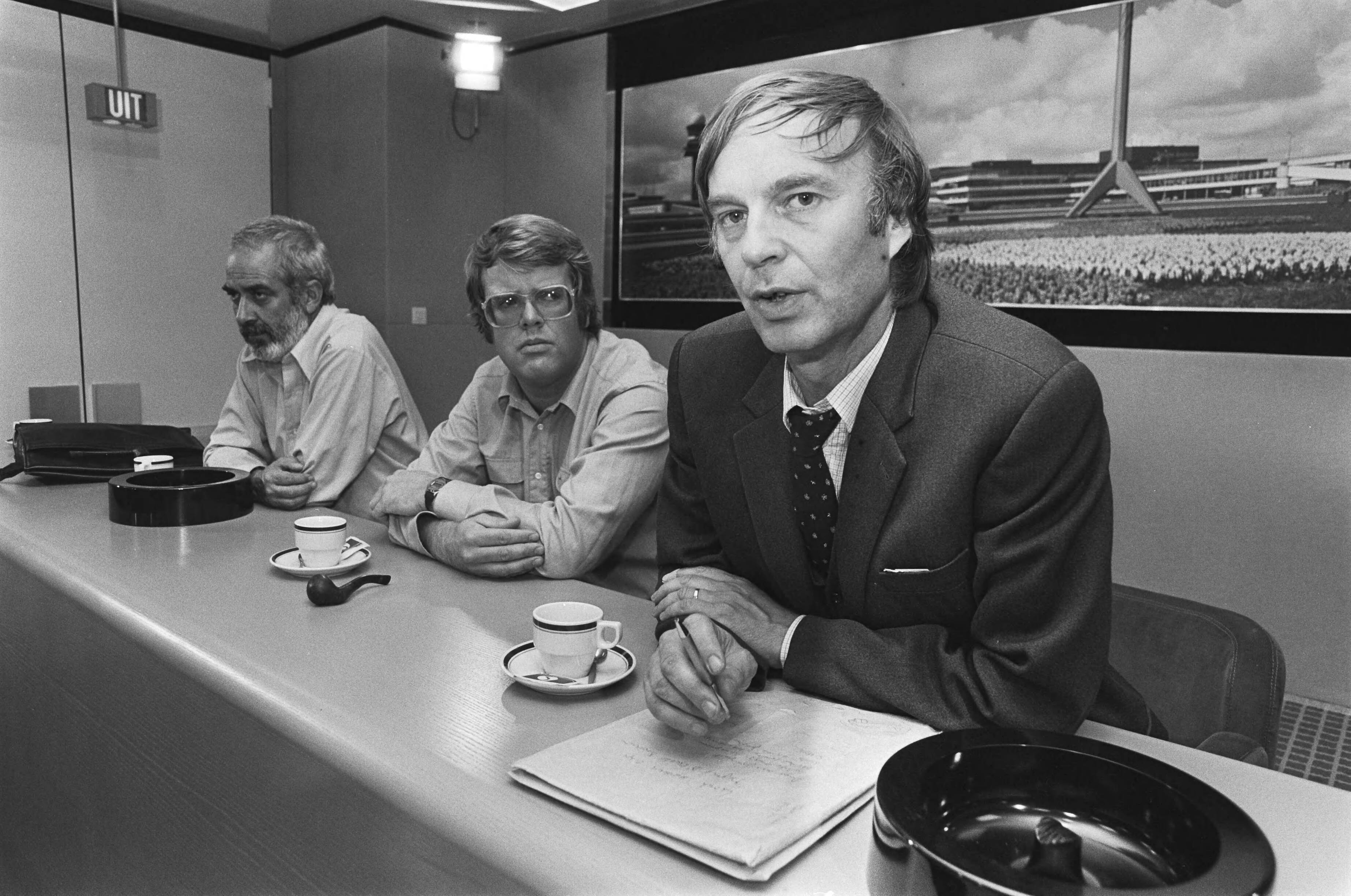 Fotocollectie Anefo — Aankomst op Schiphol van 2 leden internationale associatie van Internationale juristen in Brussel en NVJ-journalist terug uit El-Salvador, Quinteros — Foto: Antonisse, Marcel / Anefo. Licentie: Set B: Rechtenvrij / Publiek Domein. Bron: Nationaal Archief. http://hdl.handle.net/10648/ace86bce-d0b4-102d-bcf8-003048976d84