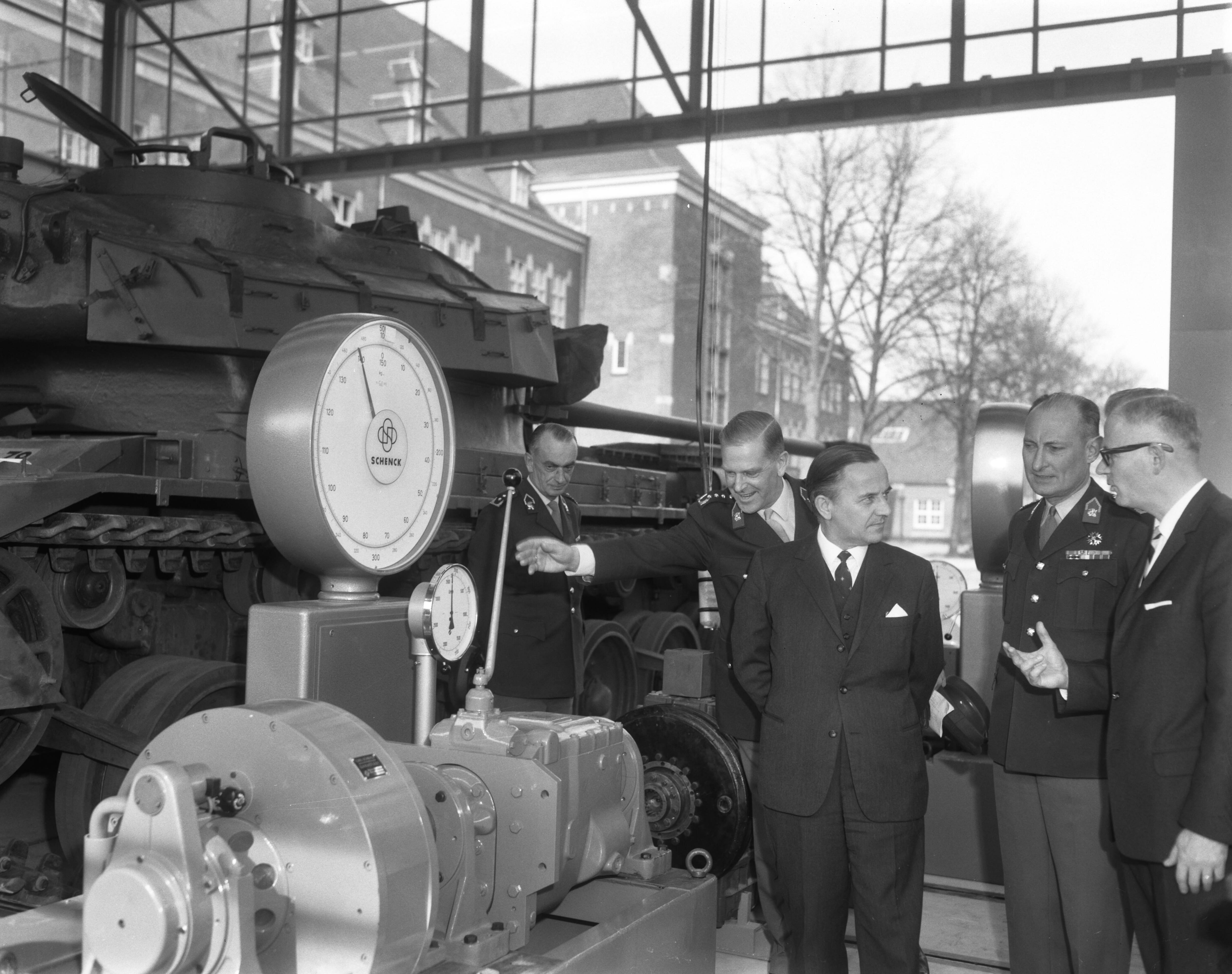 Fotocollectie Anefo — Minister van Defensie P.J.S. de Jong opent Wetenschappelijk Paviljoen bij de Koninklijke Militaire Academie (KMA), tijdens rondgang, Minister De Jong , luitenant-Generaal F. van der Veen — Foto: Bilsen, Joop van / Anefo. Licentie: Set B: Rechtenvrij / Publiek Domein. Bron: Nationaal Archief. http://hdl.handle.net/10648/aae7539e-d0b4-102d-bcf8-003048976d84