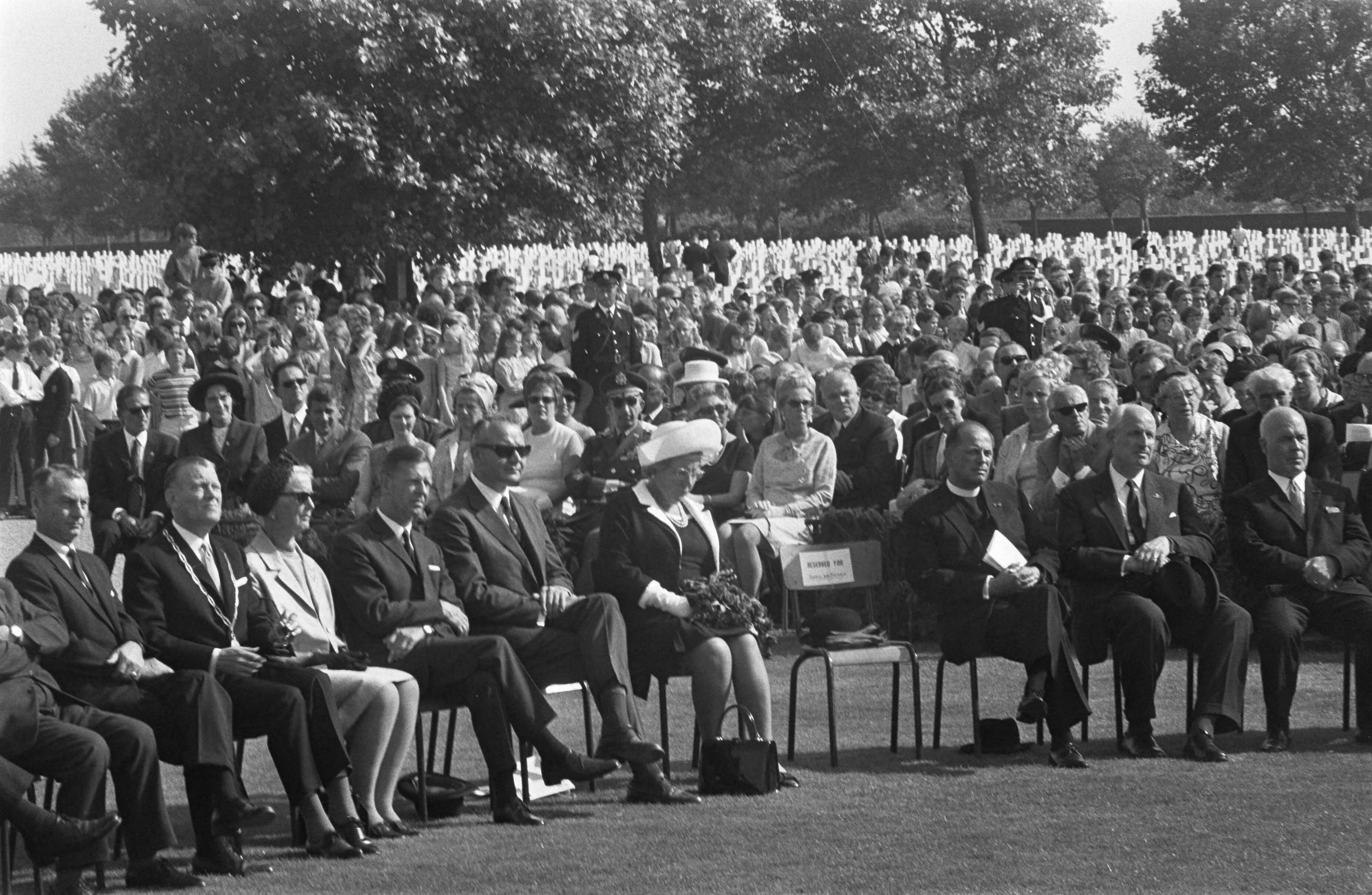 Fotocollectie Anefo — H. M. Kon. Juliana bezoekt Z. Limburg t.g.v. 25-j. herdenking van de bevrijding: bezoek Margraten — Foto: Mieremet, Rob / Anefo. Licentie: Set B: Rechtenvrij / Publiek Domein. Bron: Nationaal Archief. http://hdl.handle.net/10648/ab79834a-d0b4-102d-bcf8-003048976d84