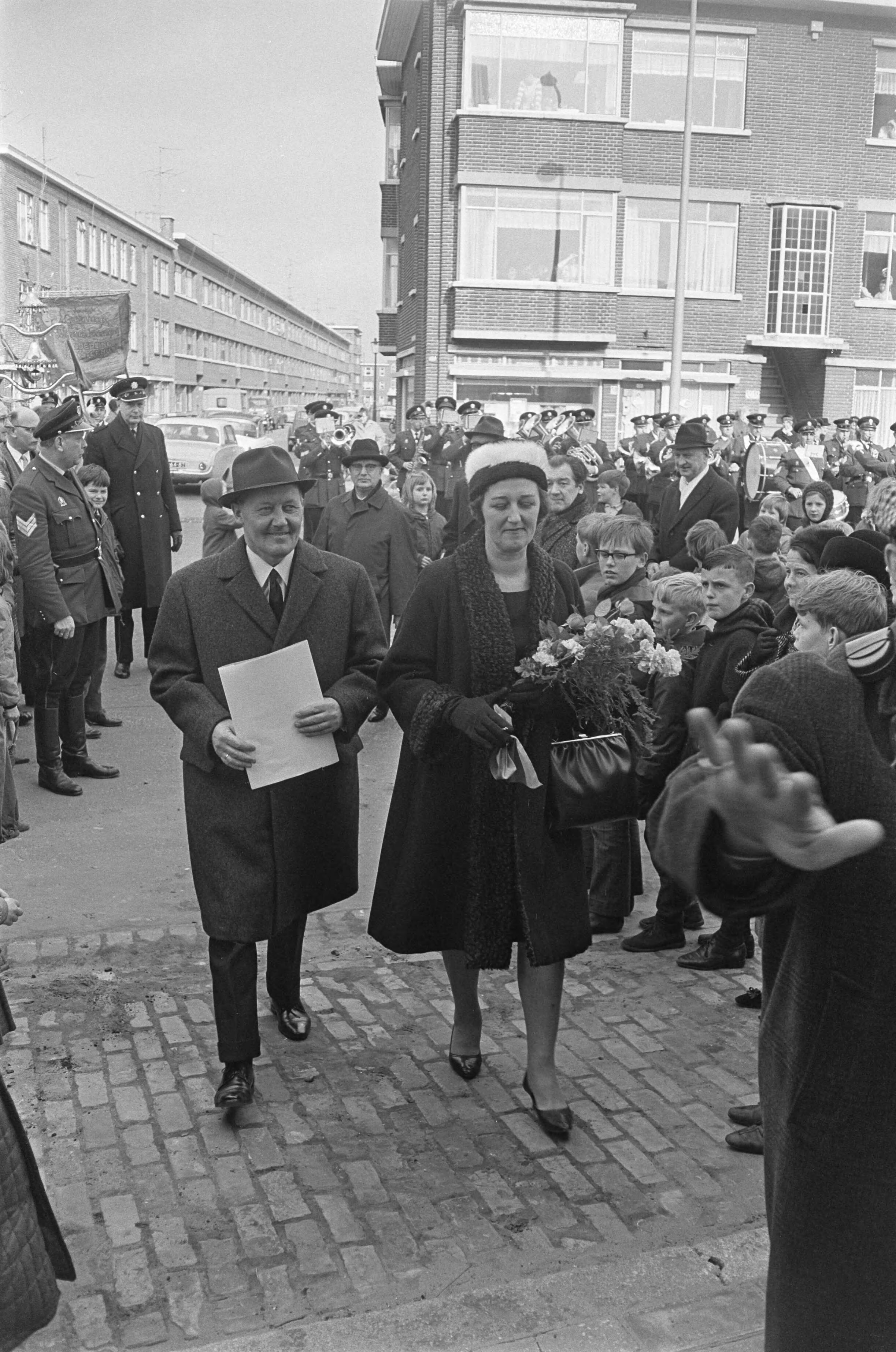 Fotocollectie Anefo — Vijftigduizendste na-oorlogse woning in Den Haag , de heer en mevrouw Buis betreden woning — Foto: Merk, Ben / Anefo. Licentie: Set B: Rechtenvrij / Publiek Domein. Bron: Nationaal Archief. http://hdl.handle.net/10648/ab1308ae-d0b4-102d-bcf8-003048976d84