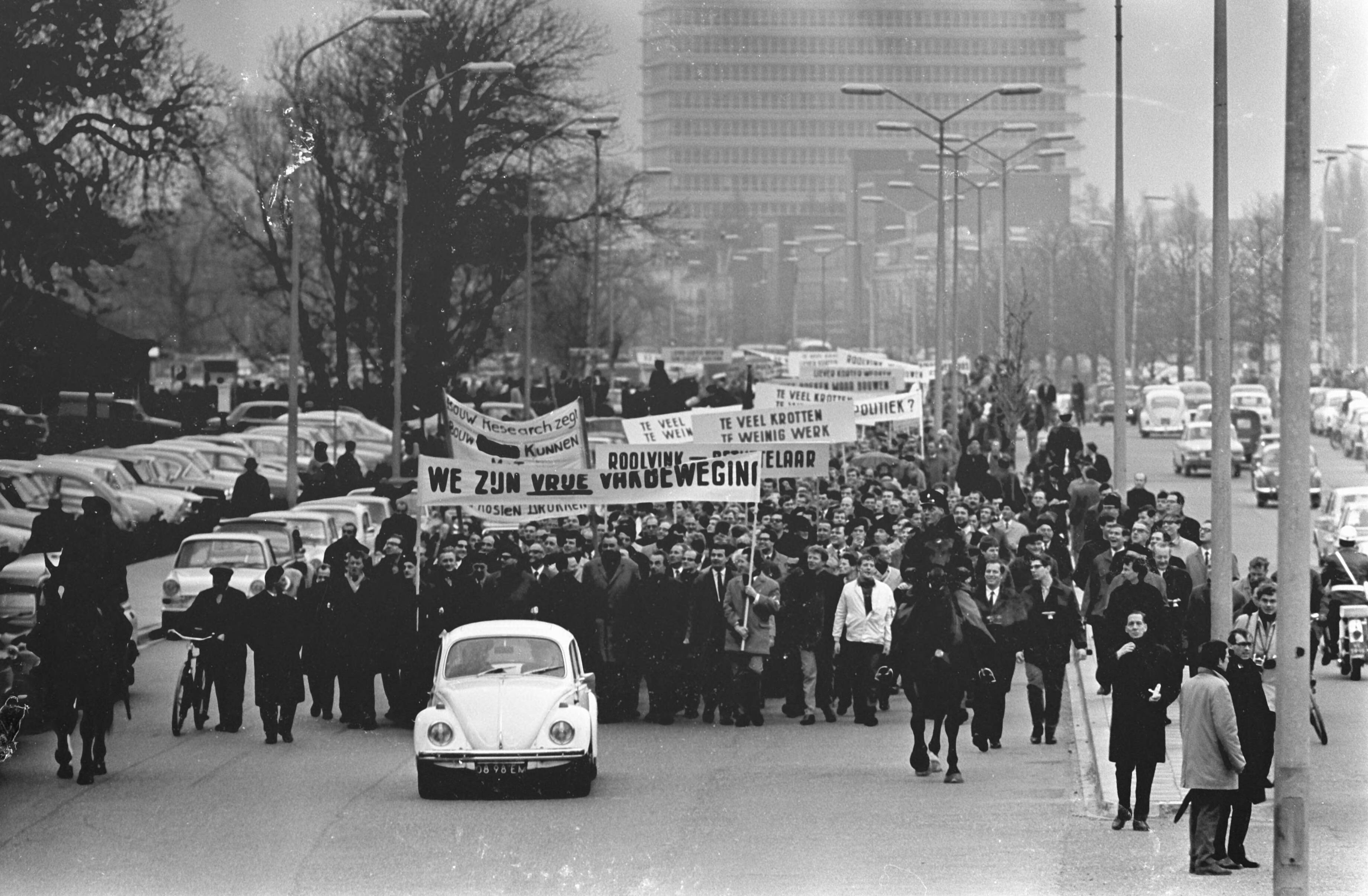 Fotocollectie Anefo — Bouwvakkers demonstreren in Den Haag . Aanvang demonstratie op het Malieveld — Foto: Koch, Eric / Anefo. Licentie: Set B: Rechtenvrij / Publiek Domein. Bron: Nationaal Archief. http://hdl.handle.net/10648/ab3b7bb8-d0b4-102d-bcf8-003048976d84