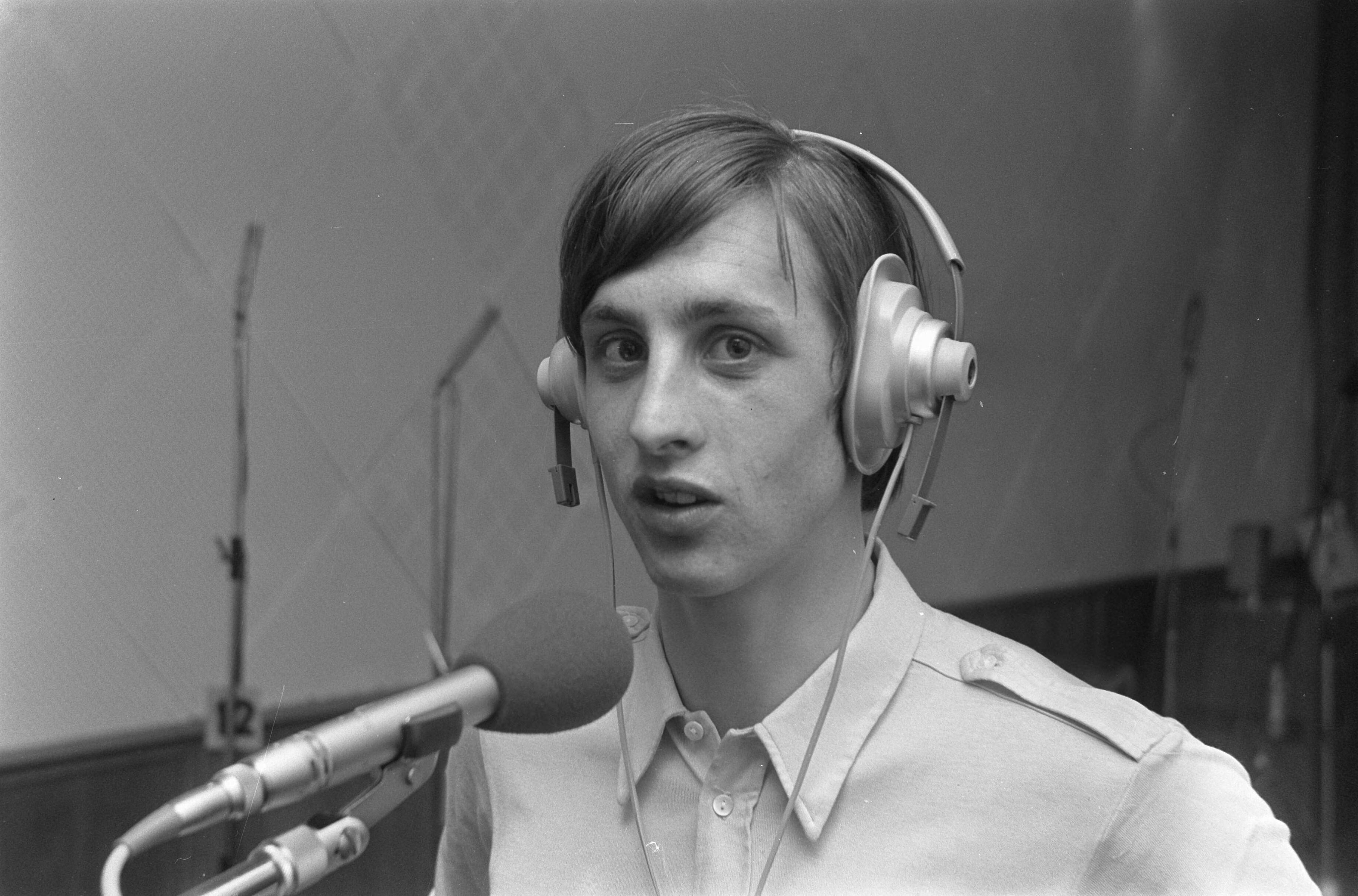 Fotocollectie Anefo — Johan Cruijff maakt grammofoonplaat in G.T.B. studio in Den Haag Johan Cruijff met koptelefoon tijdens opnamen — Foto: Evers, Joost / Anefo. Licentie: Set B: Rechtenvrij / Publiek Domein. Bron: Nationaal Archief. http://hdl.handle.net/10648/ab64513c-d0b4-102d-bcf8-003048976d84