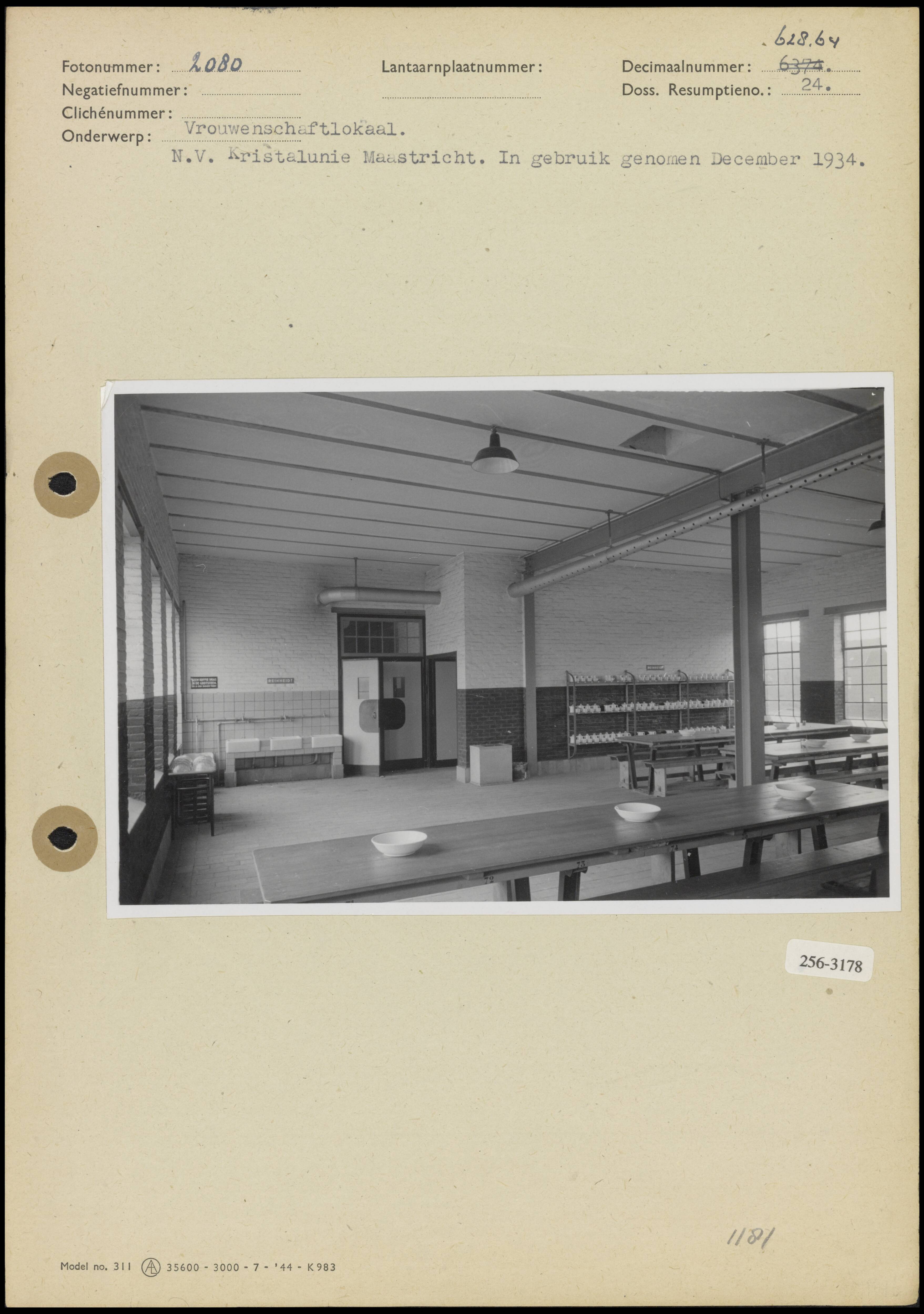 Schaftlokalen en kantines — Vrouwenschaftlokaal van NV Kristalunie te Maastricht; in gebruik genomen in december 1934 — Foto: Onbekend / Publiek Domein of Rechtenvrij. Licentie: Set B: Rechtenvrij / Publiek Domein. Bron: Nationaal Archief. http://hdl.handle.net/10648/b016262e-d0b4-102d-bcf8-003048976d84