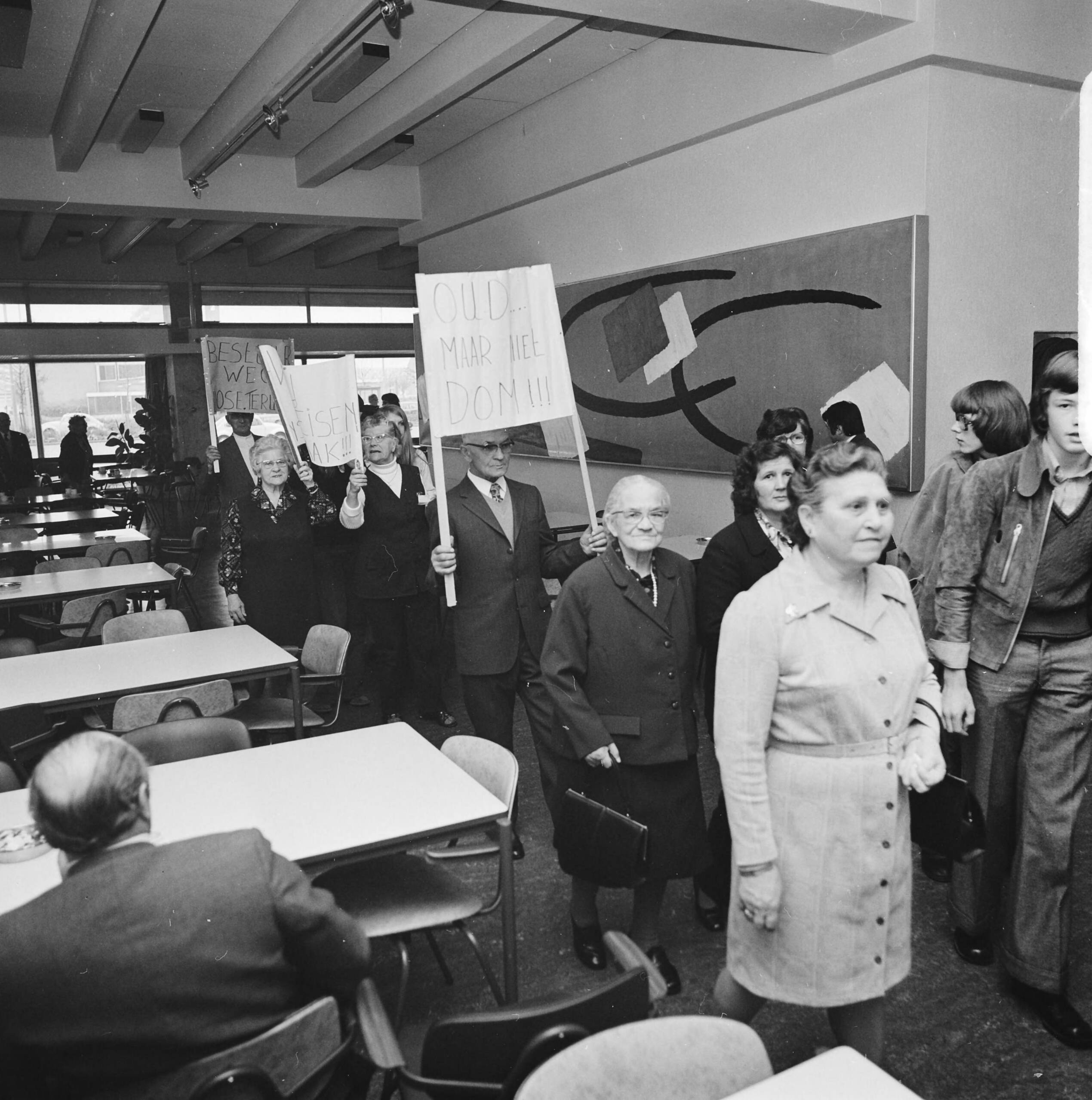 Fotocollectie Anefo — Bejaarden uit Prinsenbeek demonstreren bij Van Doorn op CRM in Rijswijk; bejaarden met spandoeken — Foto: Mieremet, Rob / Anefo. Licentie: Set B: Rechtenvrij / Publiek Domein. Bron: Nationaal Archief. http://hdl.handle.net/10648/ac49794c-d0b4-102d-bcf8-003048976d84