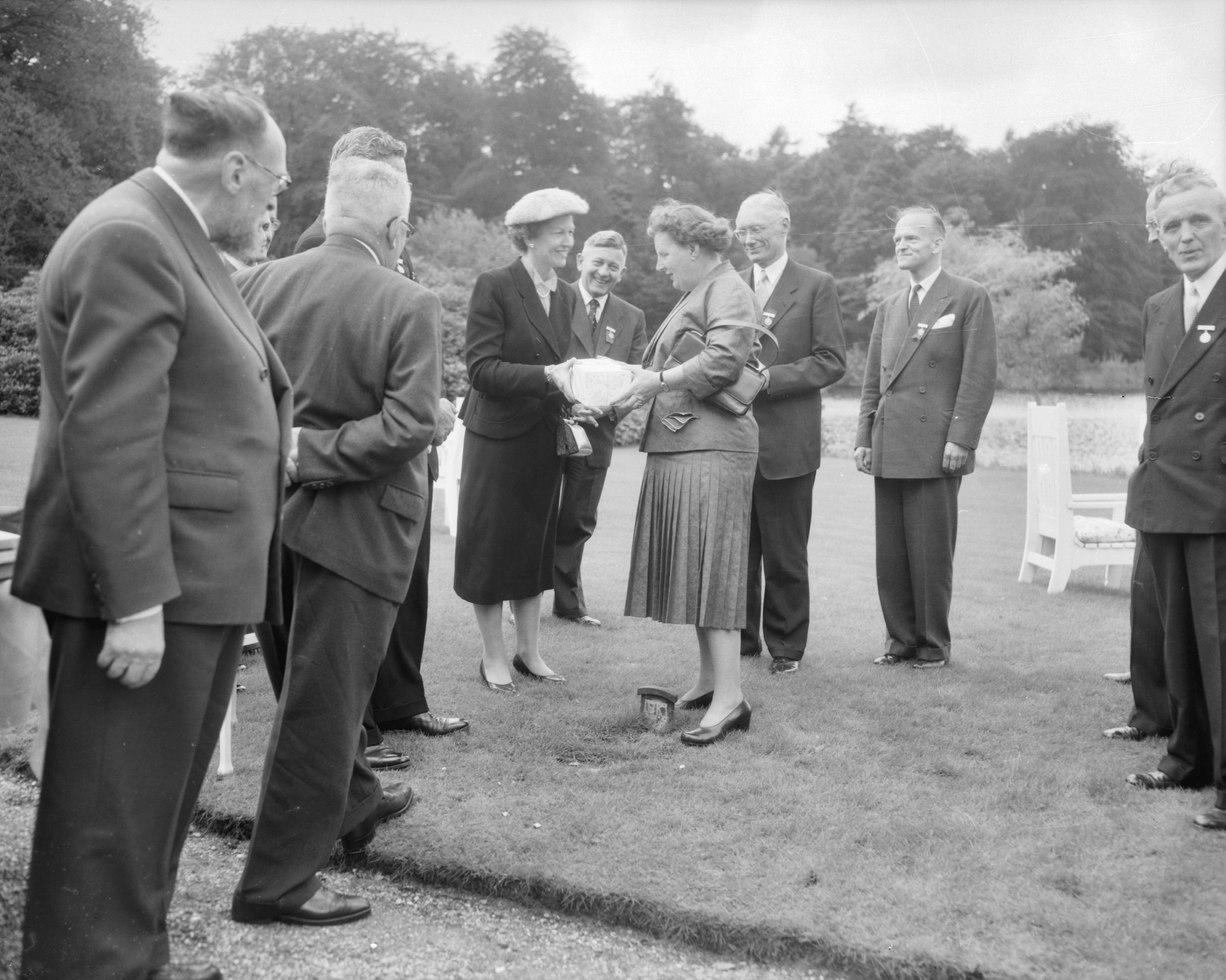 Fotocollectie Anefo — Koningin Juliana ontvangt het R.K. Artsencongres op paleis Soestdijk — Foto: Pot, Harry / Anefo. Licentie: Set B: Rechtenvrij / Publiek Domein. Bron: Nationaal Archief. http://hdl.handle.net/10648/a94ec36e-d0b4-102d-bcf8-003048976d84
