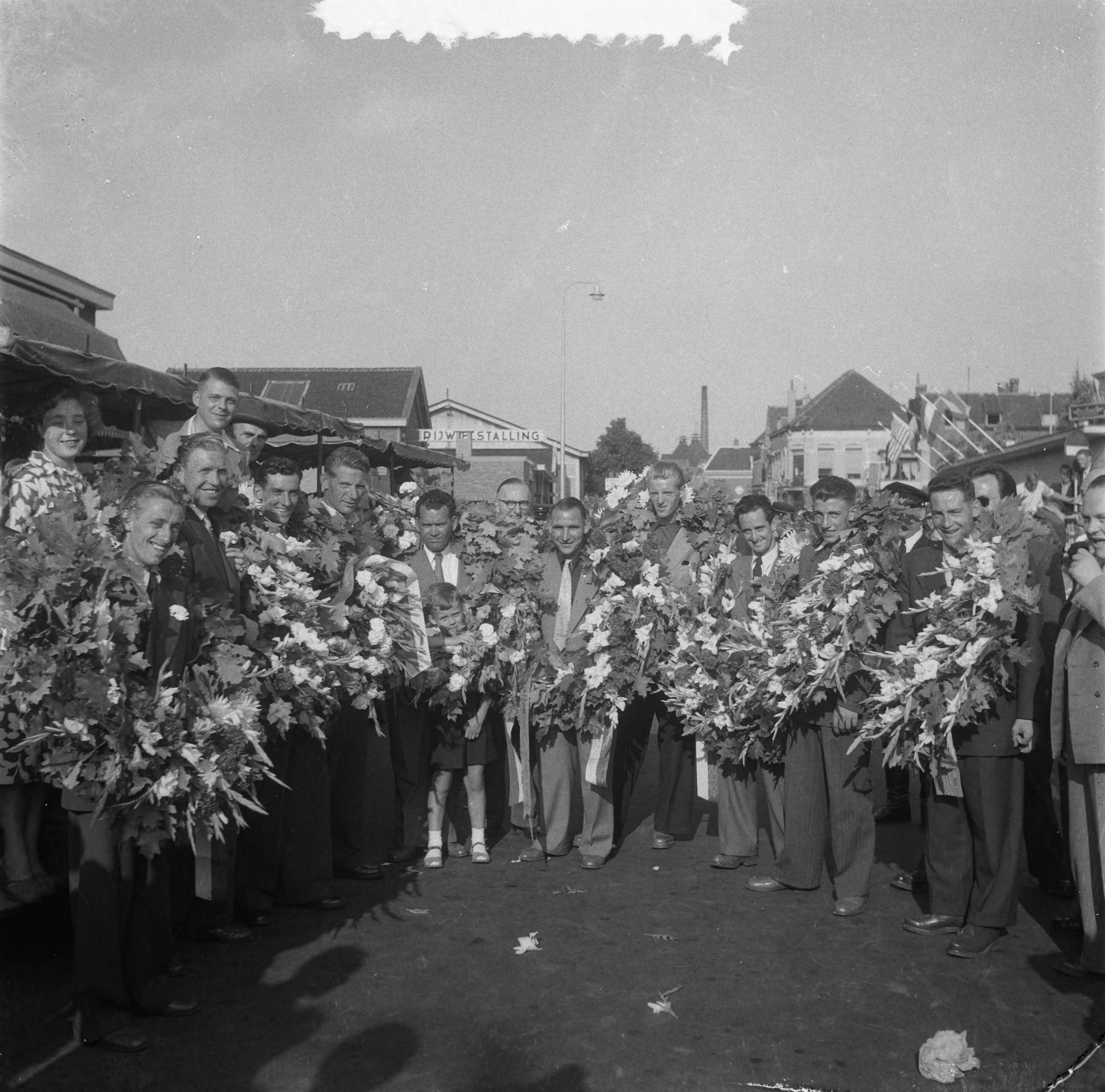 Fotocollectie Anefo — Huldiging van de Nederlandse Tour de France ploeg in Breda — Foto: Noske, J.D. / Anefo. Licentie: Set B: Rechtenvrij / Publiek Domein. Bron: Nationaal Archief. http://hdl.handle.net/10648/a8fd5a2e-d0b4-102d-bcf8-003048976d84